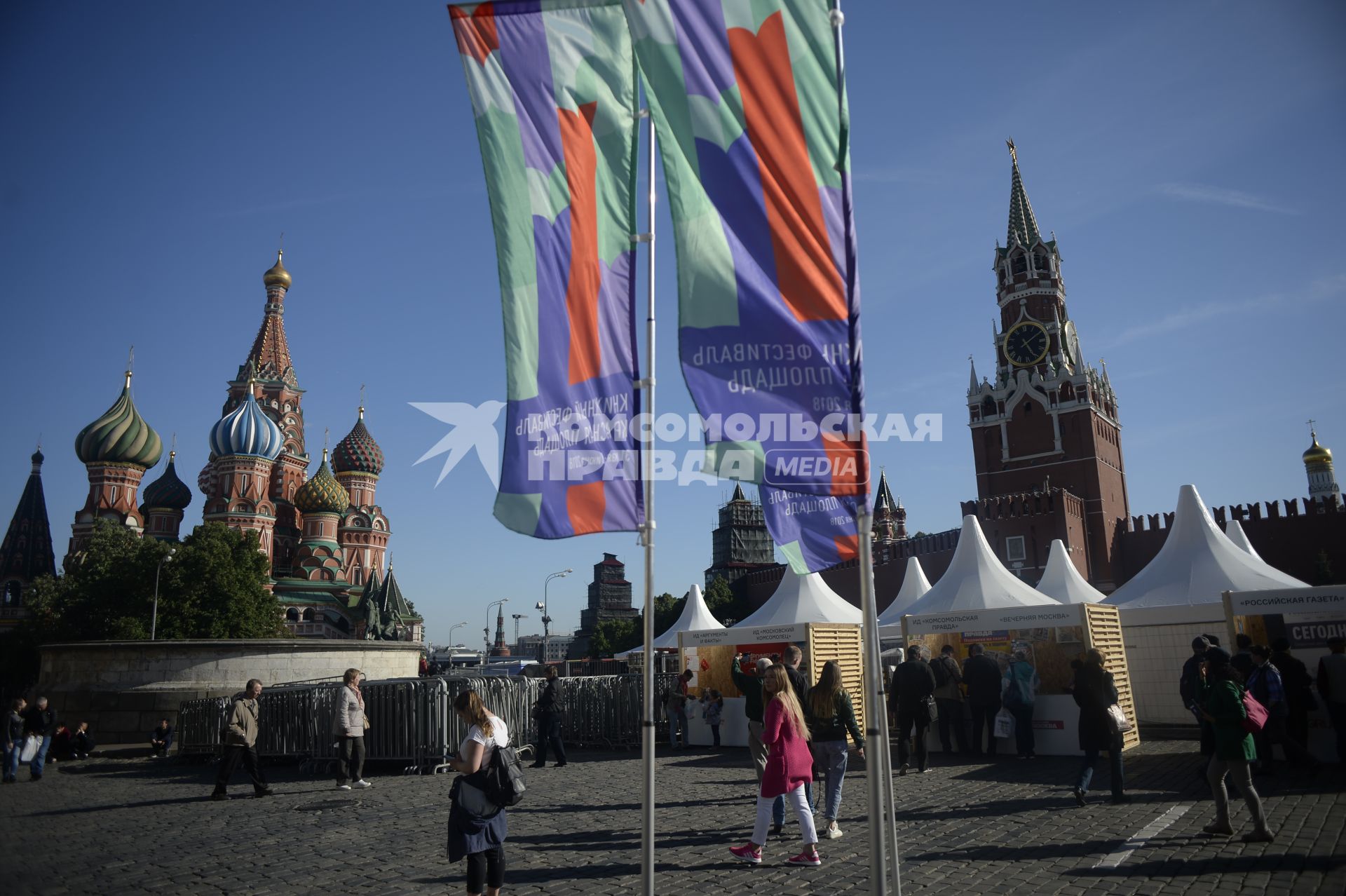 Москва. Посетители на книжном фестивале `Красная площадь`.