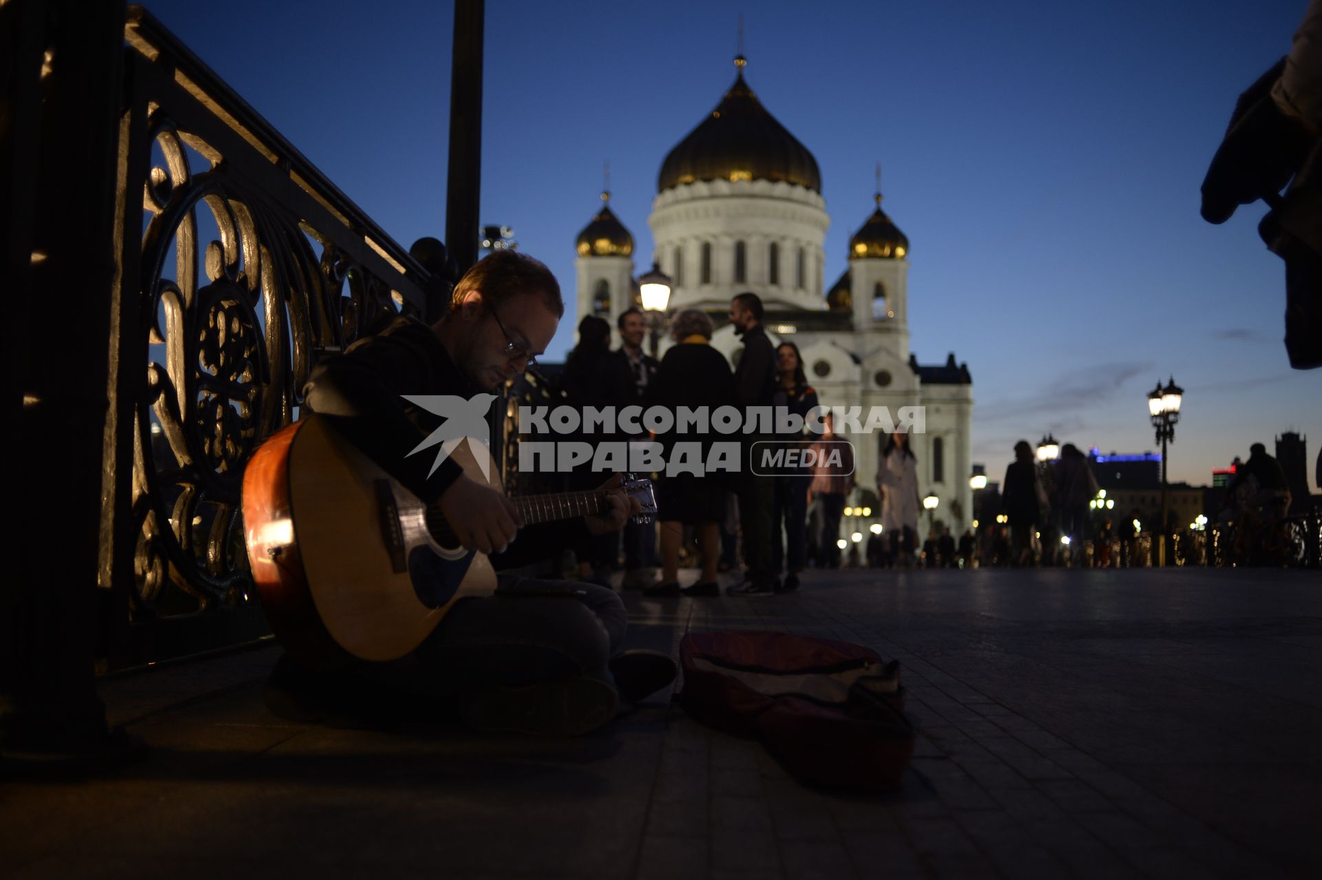 Москва. Уличный музыкант на Патриаршем мосту.