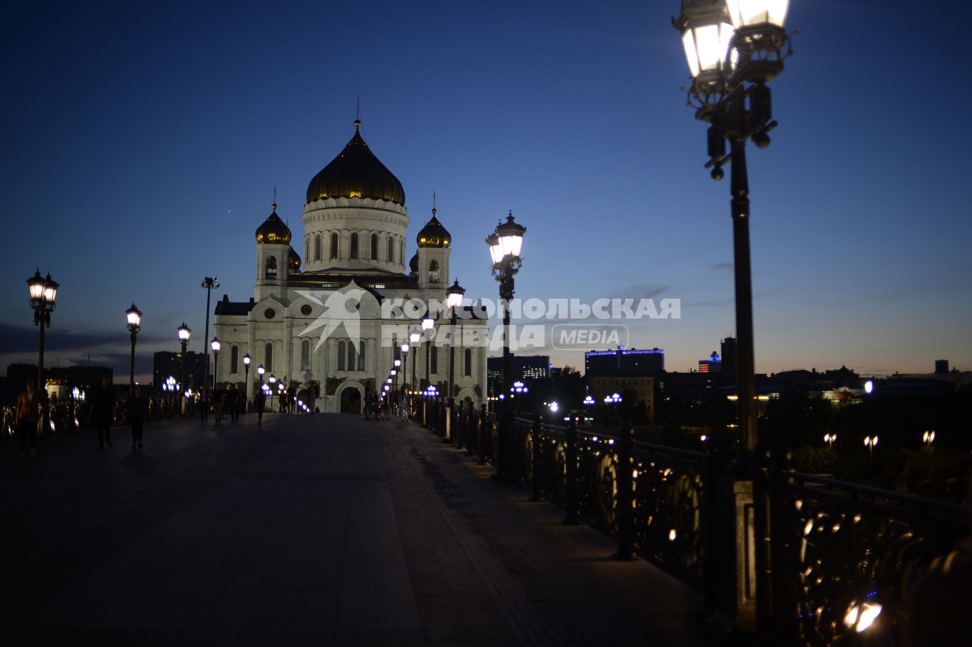 Москва. Вечерний вид на Храм Христа Спасителя с Патриаршего моста.