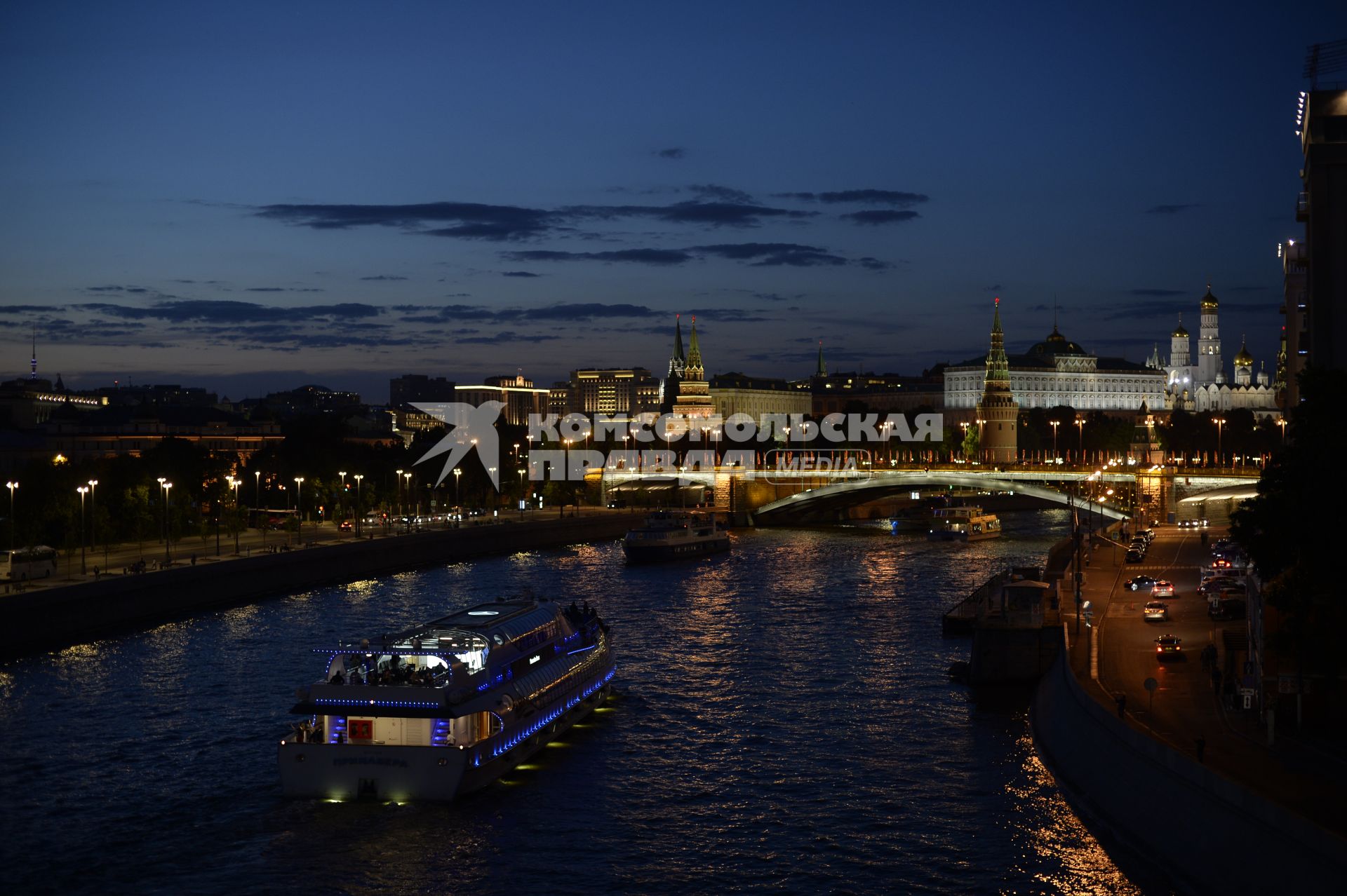 Москва. Панорамный вид Кремля и Большого Каменного моста.