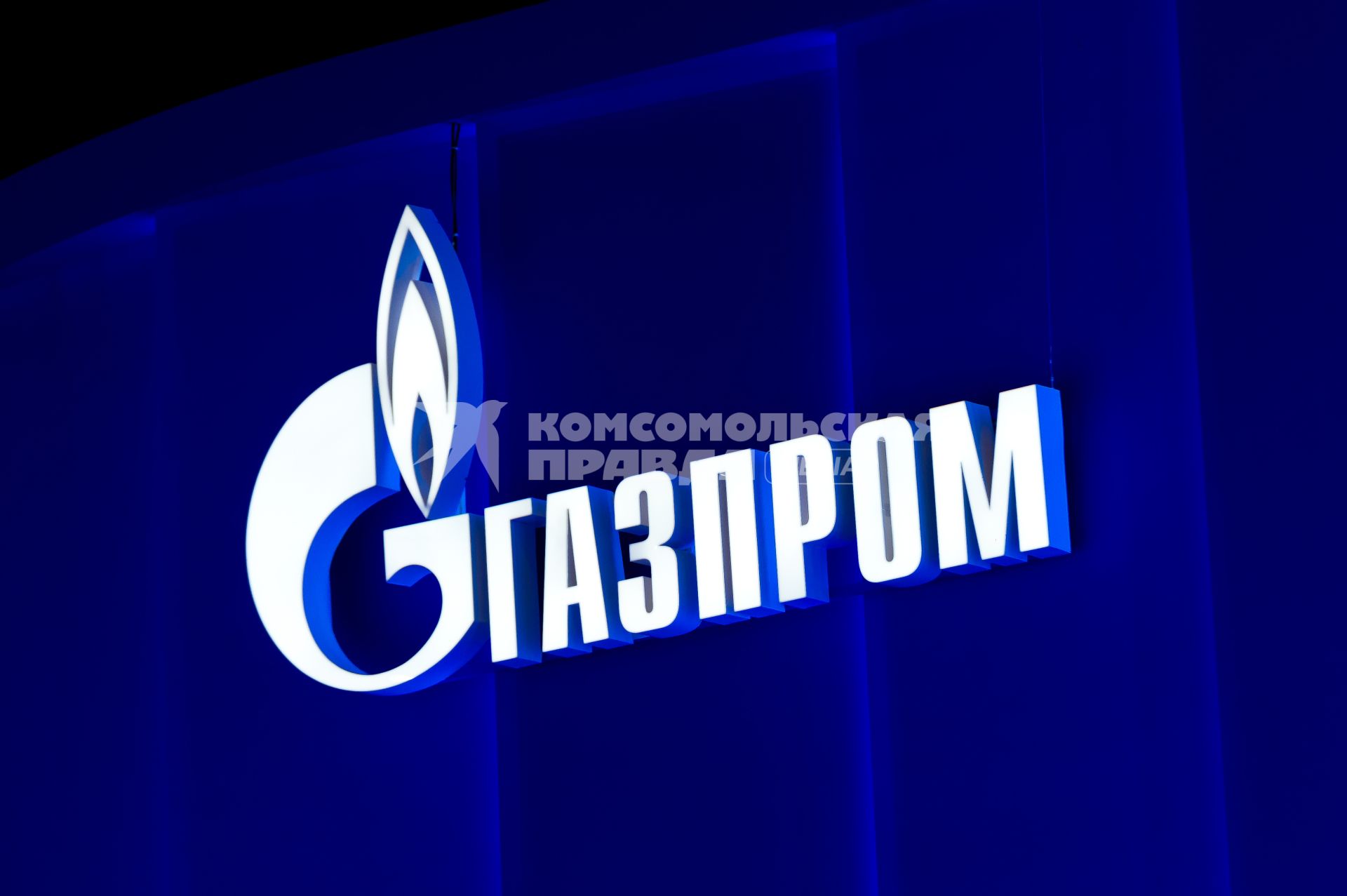 Санкт-Петербург. Логотип ПАО `Газпром` на XXII Петербургском международном экономическом форуме.