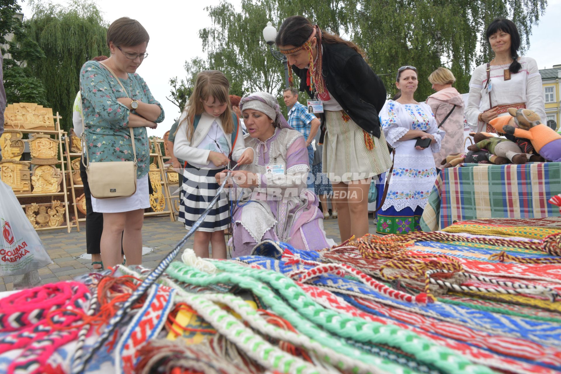 Беларусь, Гродно. Продажа сувениров на XII Республиканском фестивале национальных культур.