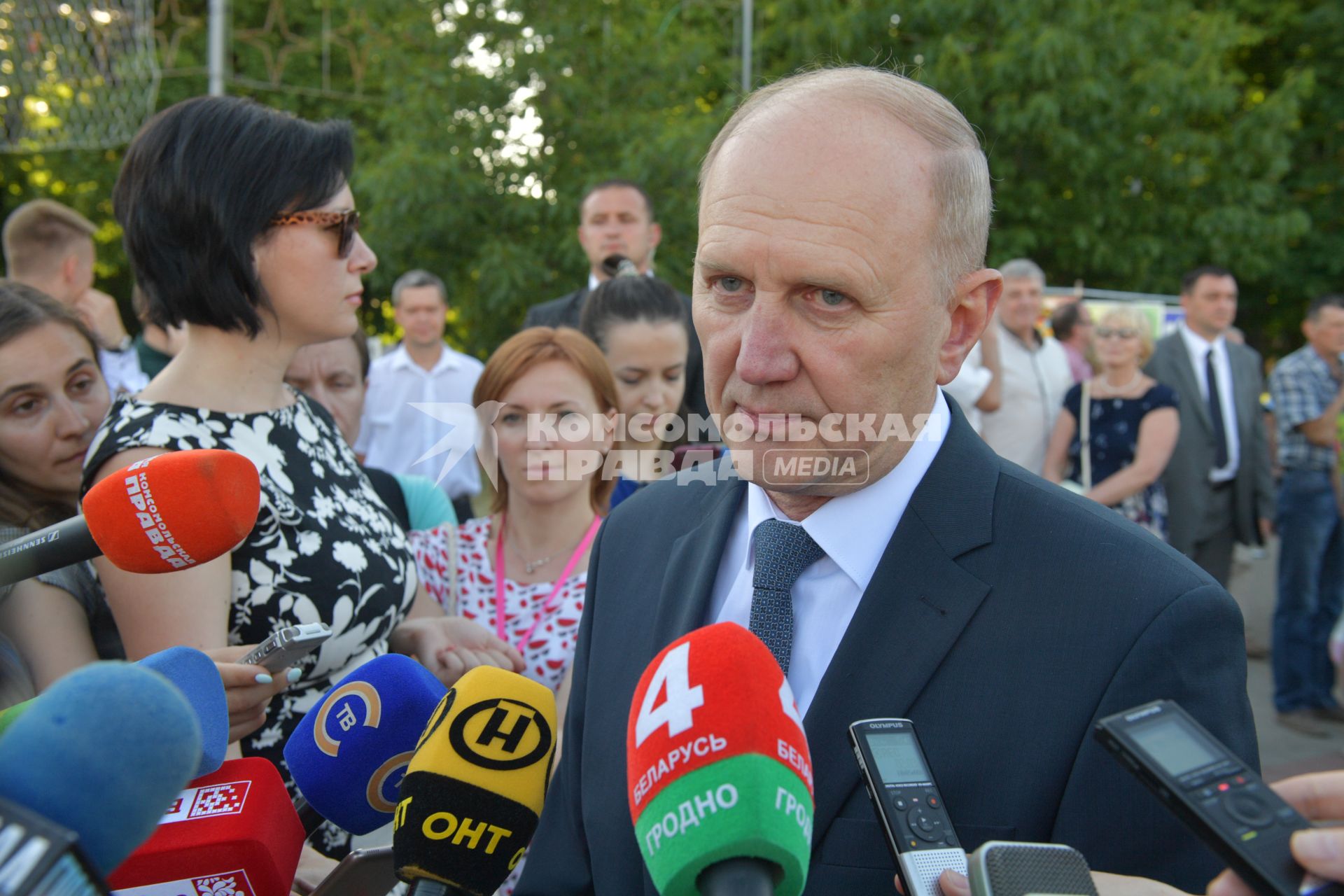 Беларусь, Гродно. Председатель Гродненского облисполкома Владимир Кравцов на XII Республиканском фестивале национальных культур.