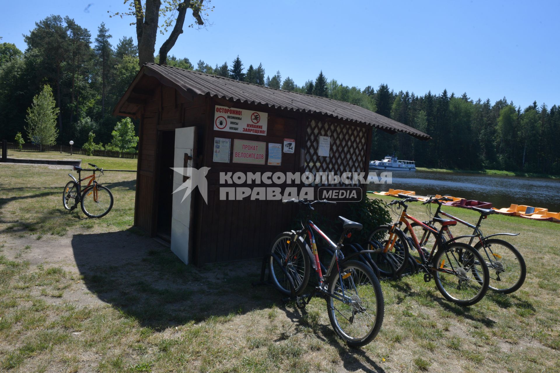 Беларусь, Гродно. Прокат велосипедов в парке `Августовский канал`.