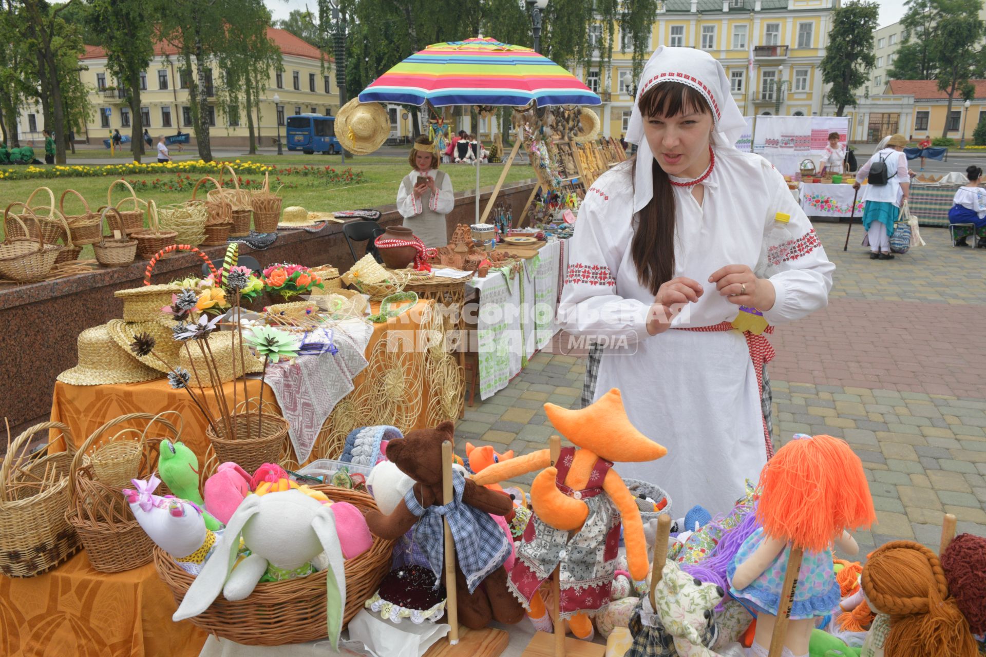 Беларусь, Гродно. Продажа сувениров на XII Республиканском фестивале национальных культур.