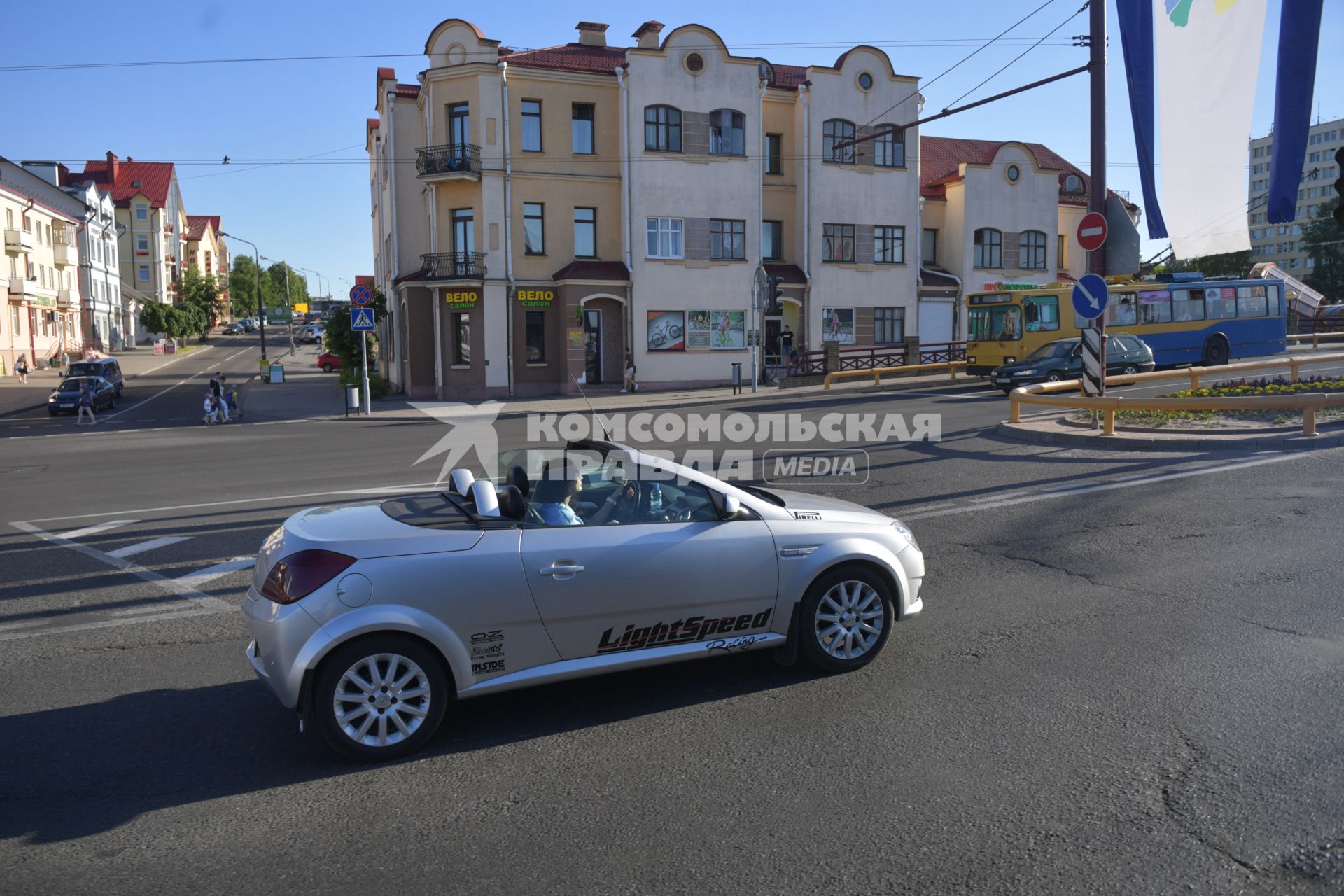Беларусь, Гродно. Машина на улице города.