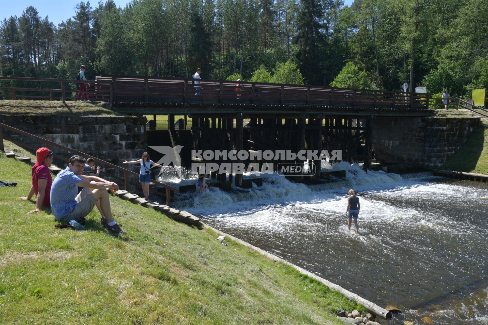 Беларусь, Гродно. Отдыхающие на берегу  Августовского канала.