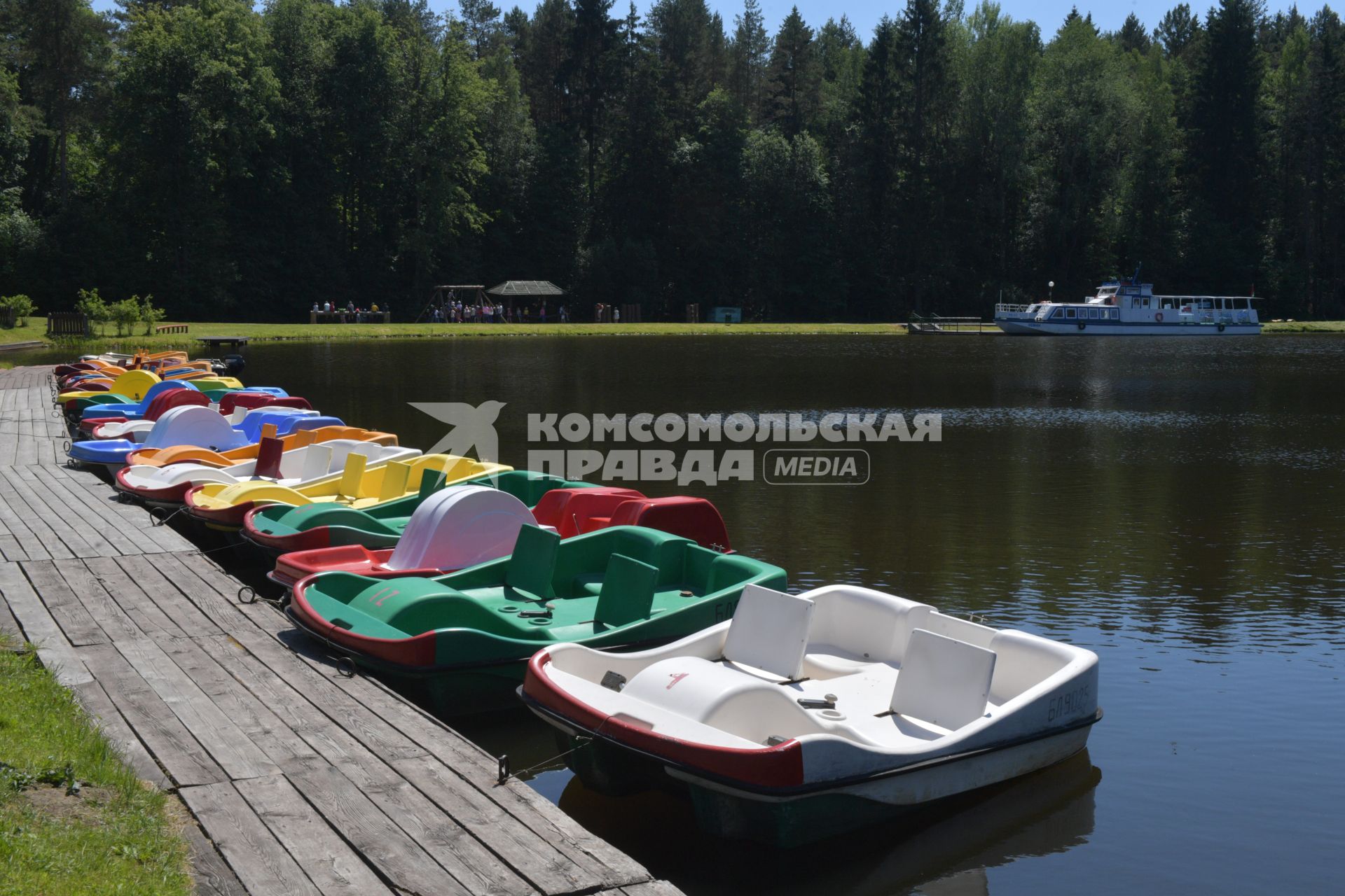 Беларусь, Гродно. Прогулочные водные велосипеды в парке `Августовский канал`.