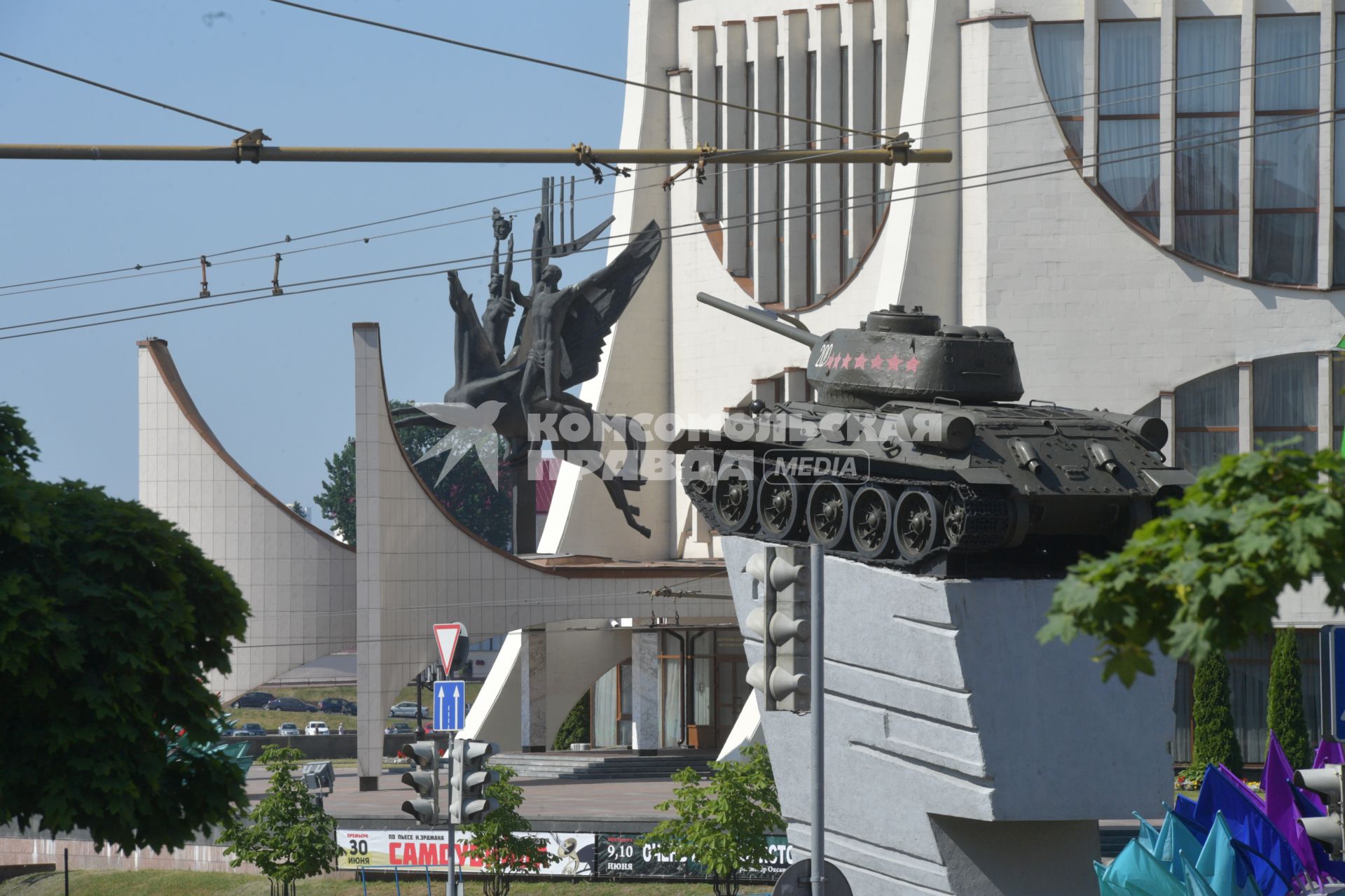 Беларусь, Гродно. Танк Т-34-85 у Гродненского драматического театра.