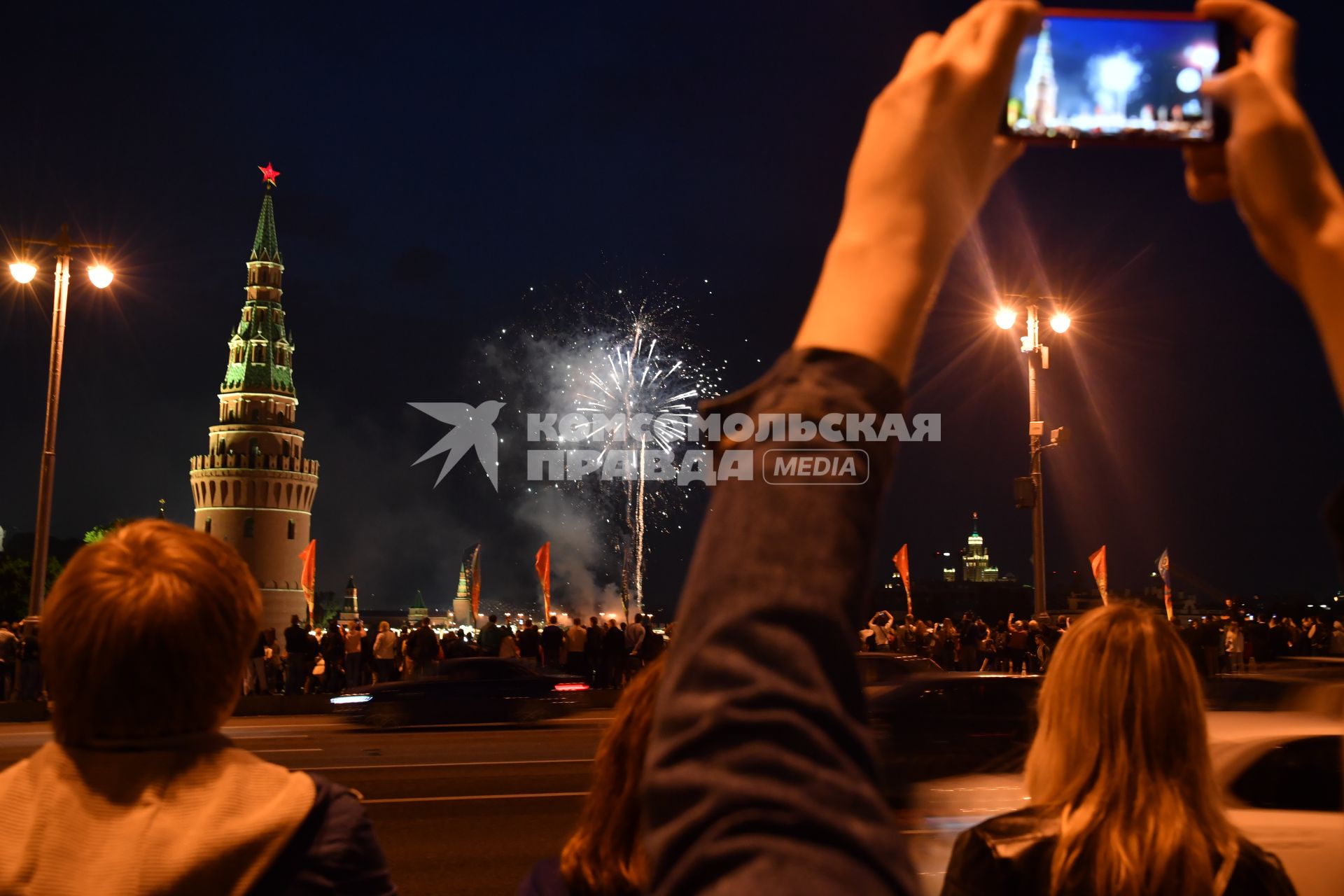 Москва. Праздничный салют в День России над Кремлем.