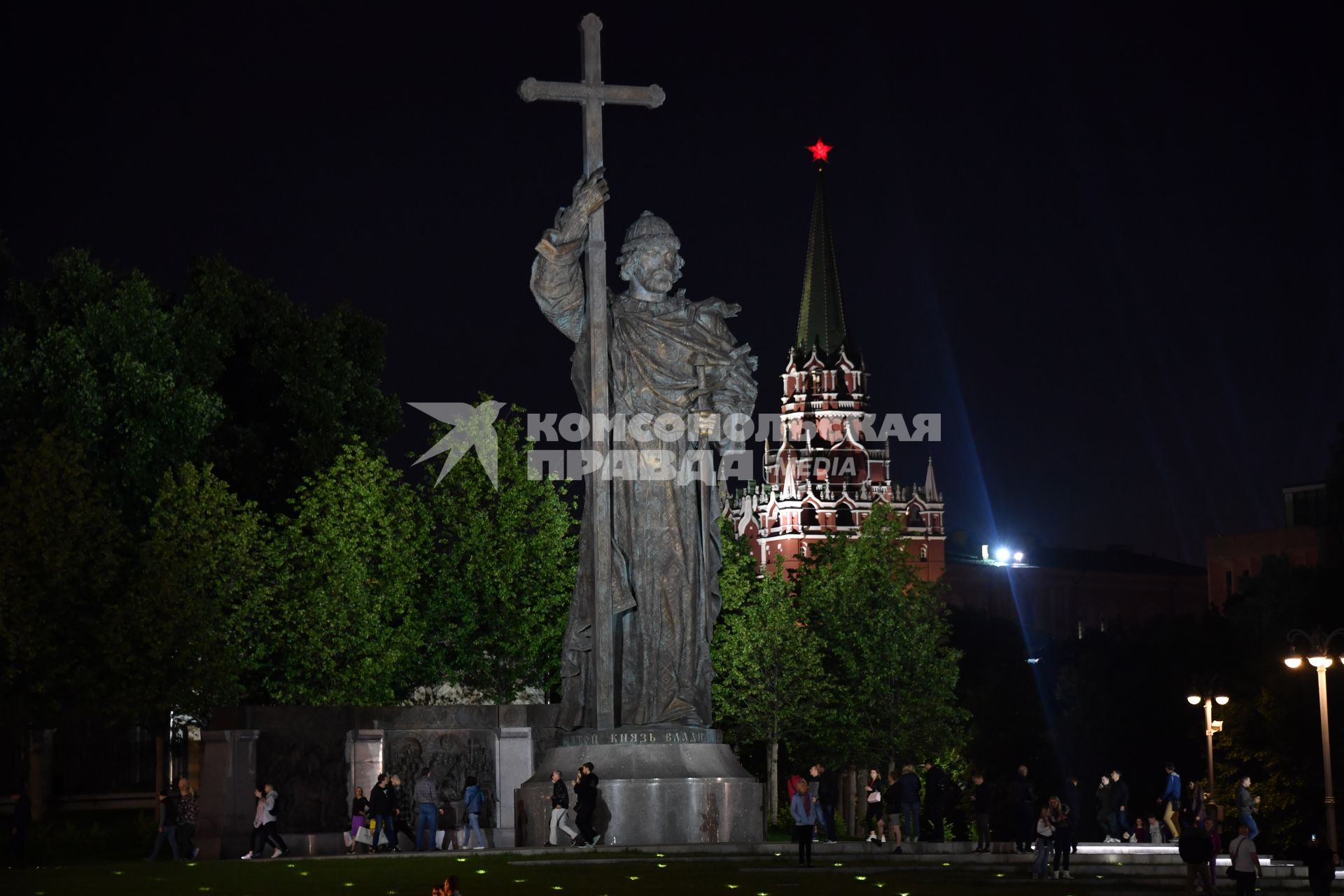 Москва. Памятник святому равноапостольному князю Владимиру на Боровицкой площади.