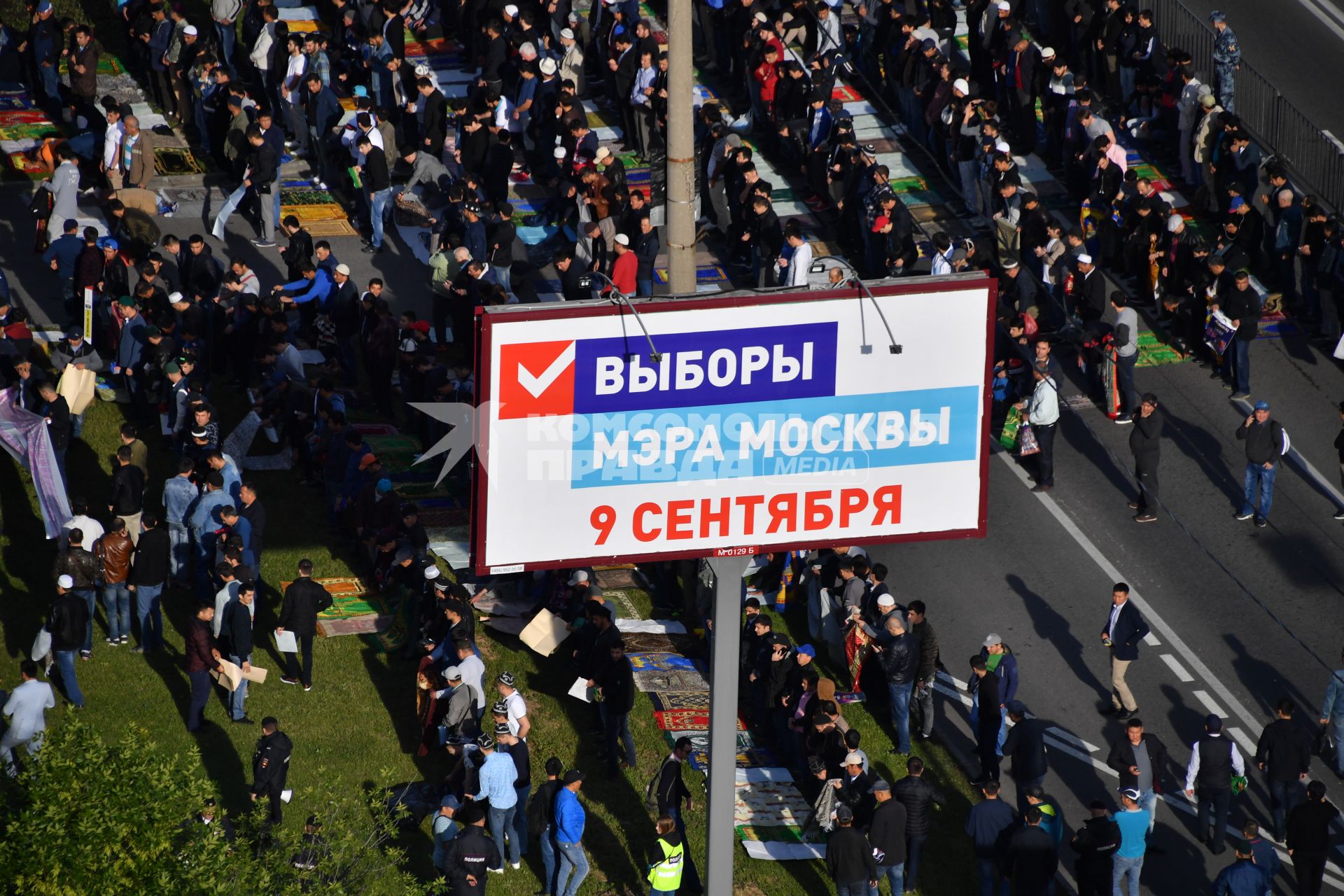 Москва. Мусульмане во время торжественного намаза по случаю праздника Ураза-байрам возле мечети Ярдям в Отрадном.