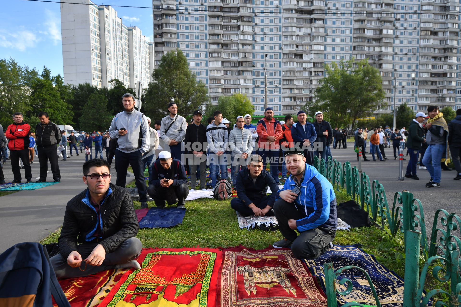 Москва. Мусульмане во время празднования Ураза-байрама возле мечети Ярдям в Отрадном.