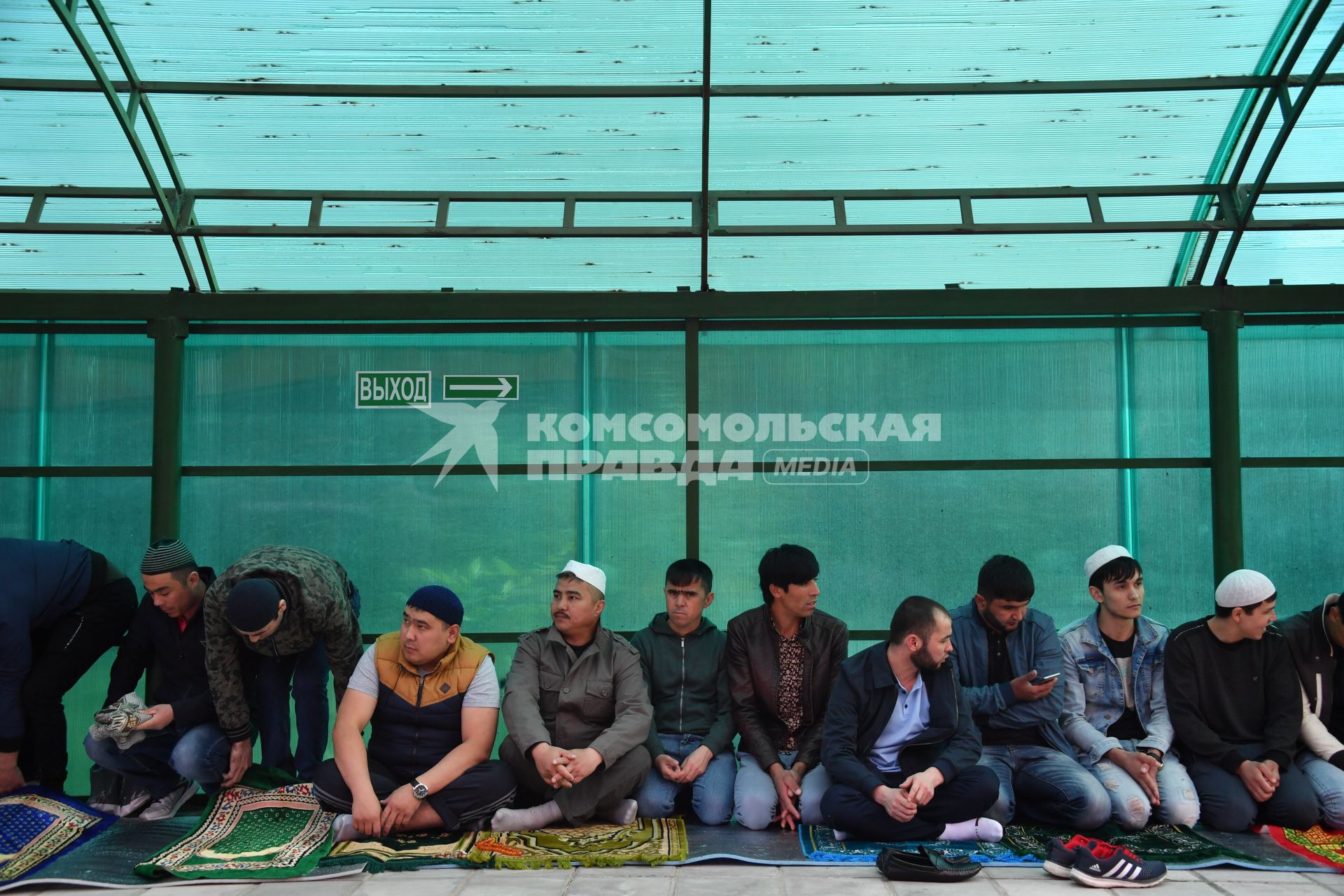 Москва. Мусульмане во время празднования Ураза-байрама возле мечети Ярдям в Отрадном.