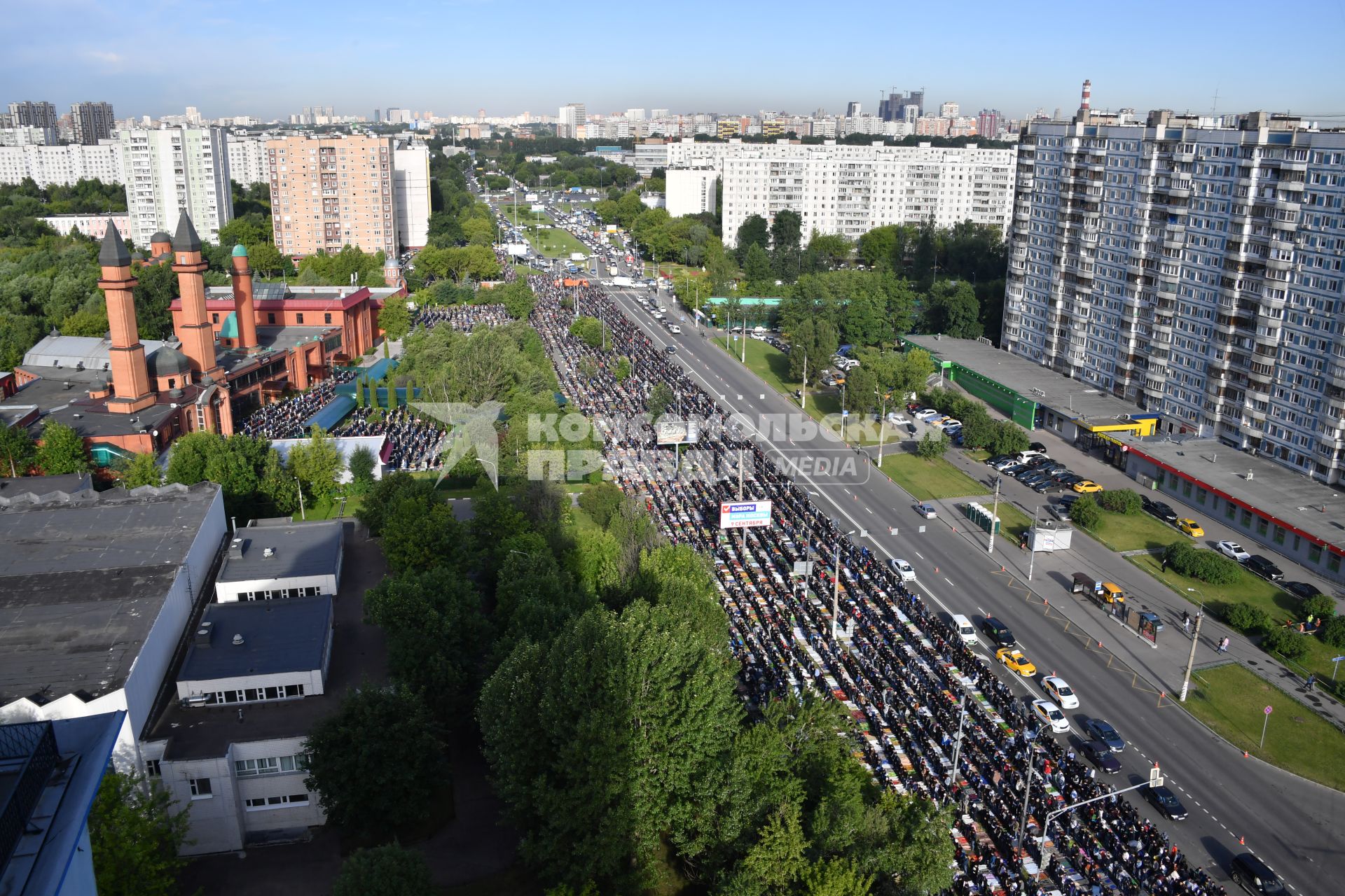 Москва. Мусульмане  во время торжественного намаза по случаю праздника Ураза-байрам возле мечети Ярдям в Отрадном.