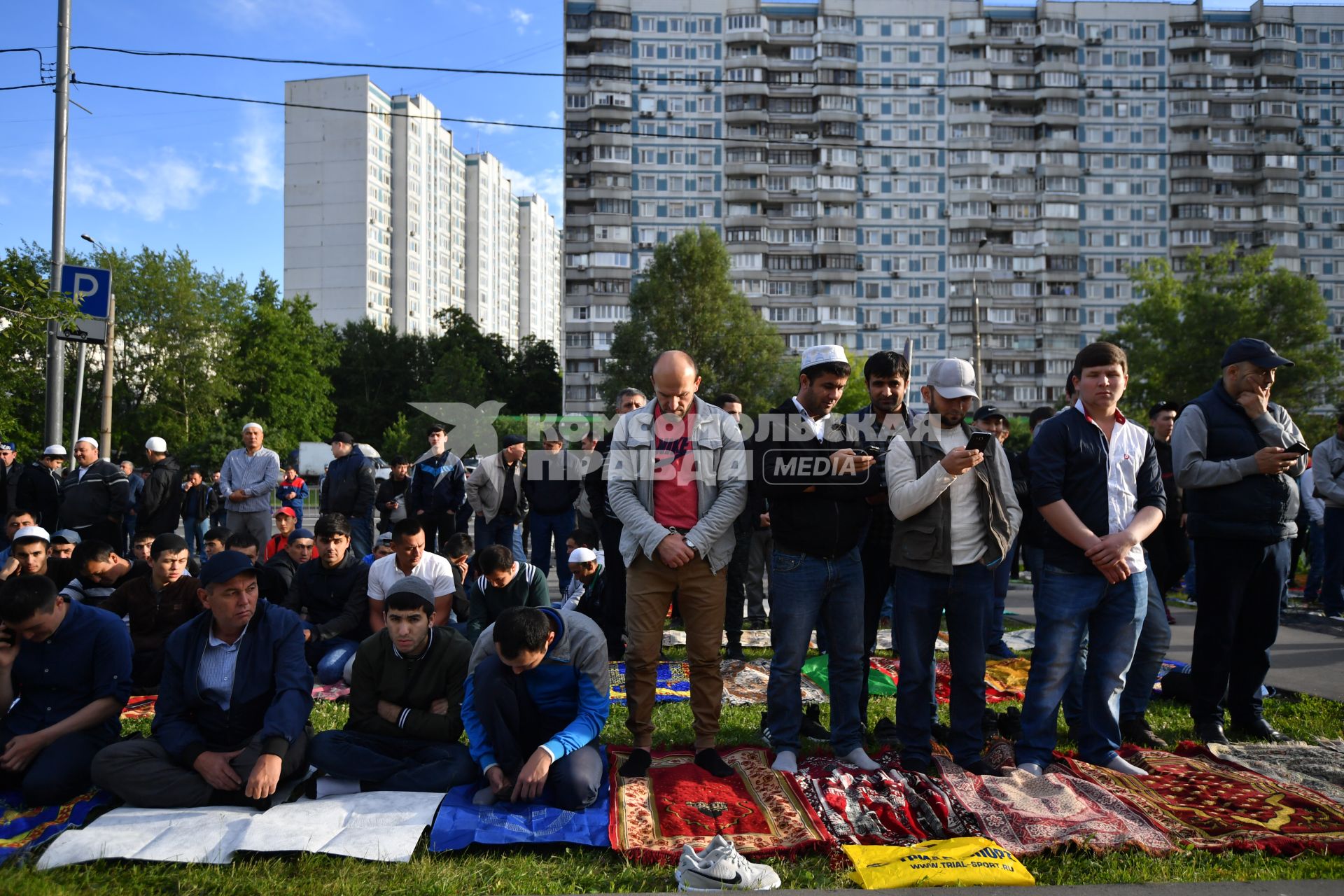 Москва. Мусульмане во время празднования Ураза-байрама возле мечети Ярдям в Отрадном.