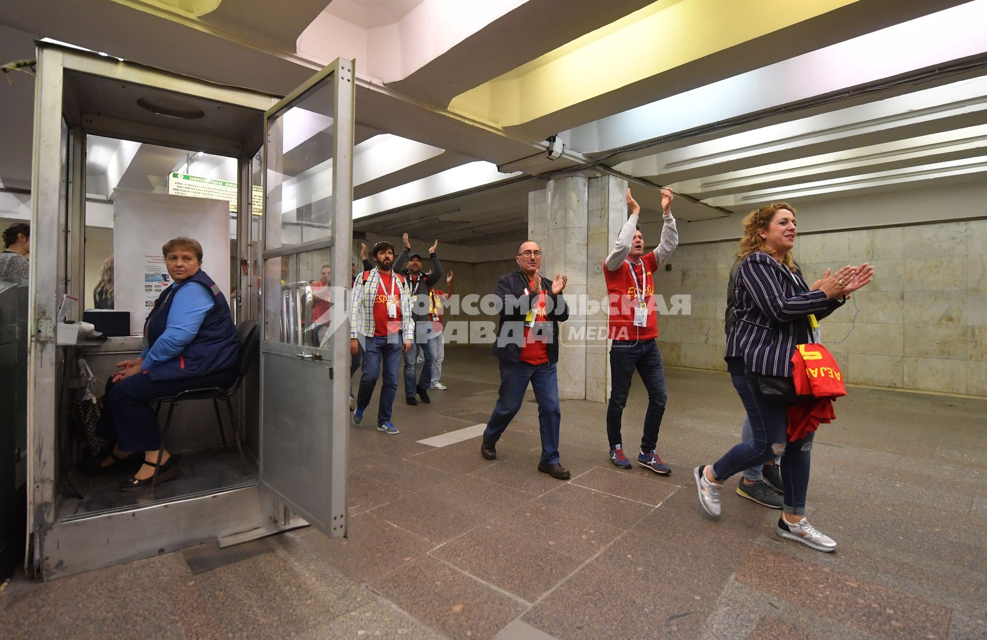 Москва.  Испанские болельщики чемпионата мира по футболу 2018 в  метро.