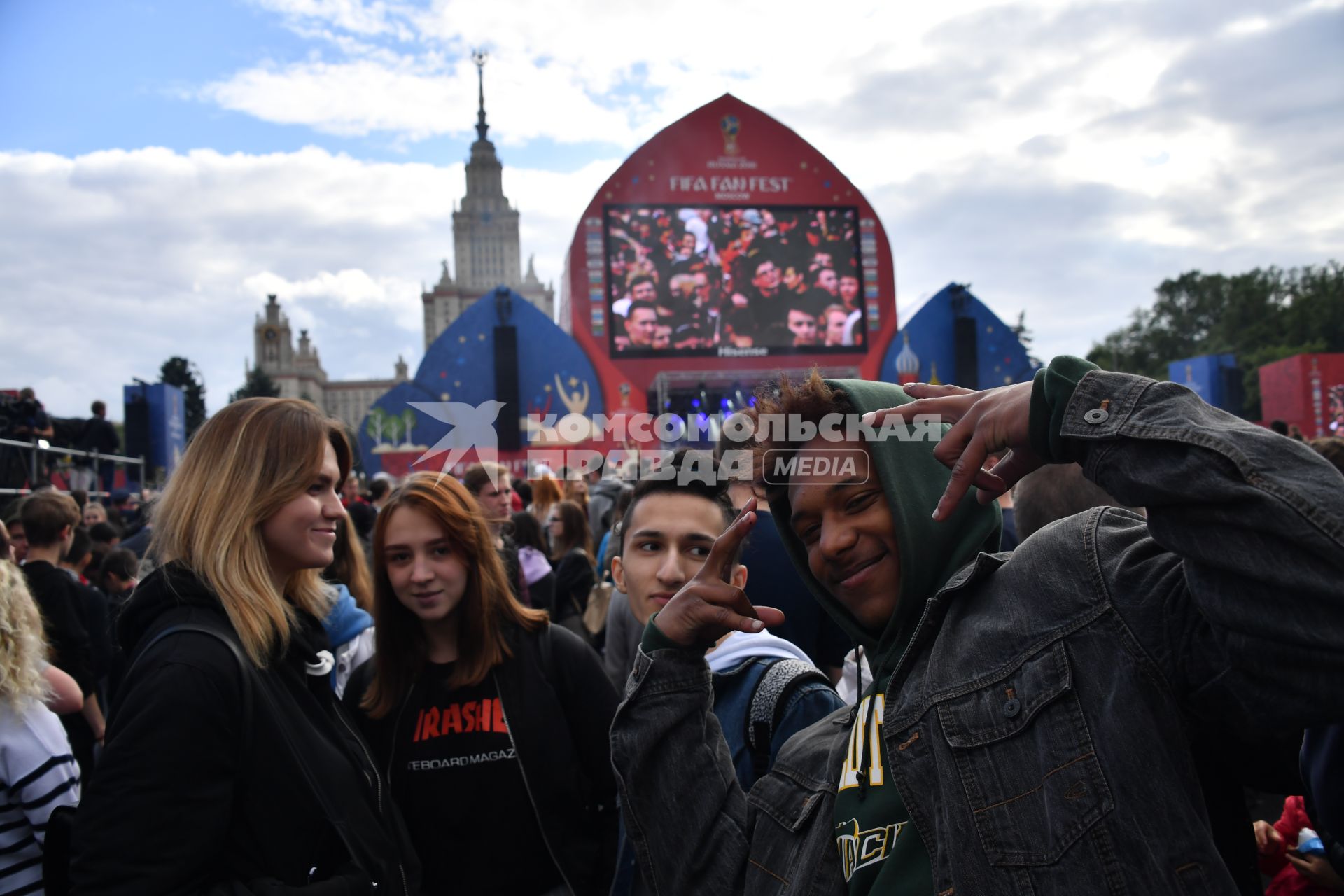 Москва.  Во время фестиваля болельщиков FIFA Fan Fest 2018 на Воробьевых горах.