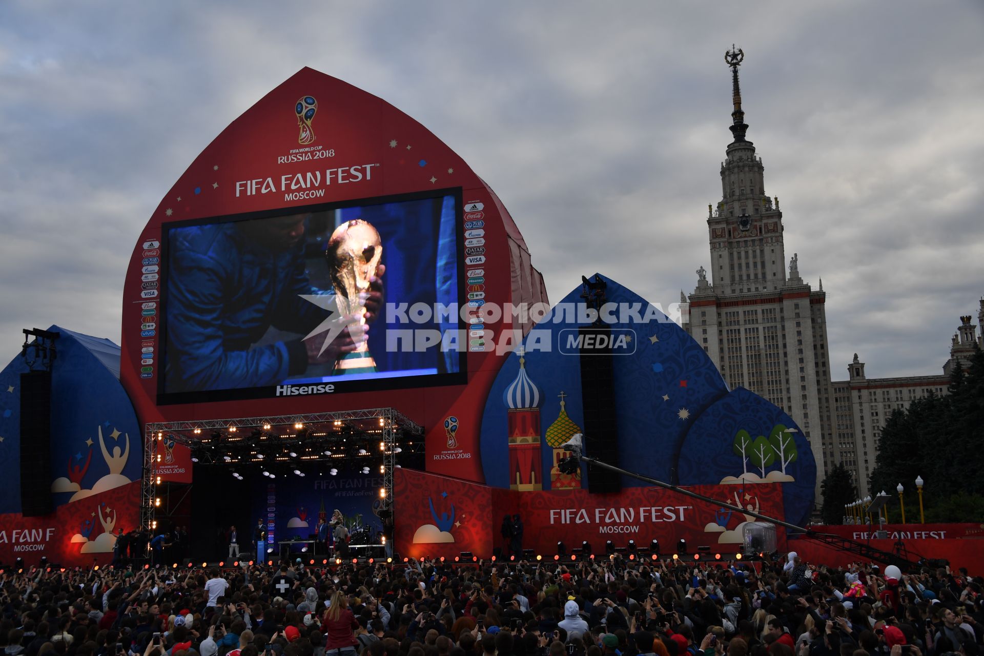 Москва. Французский футболист Марсель Десайи  (на телеэкране) во время Фестиваля болельщиков FIFA Fan Fest 2018 на Воробьевых горах.