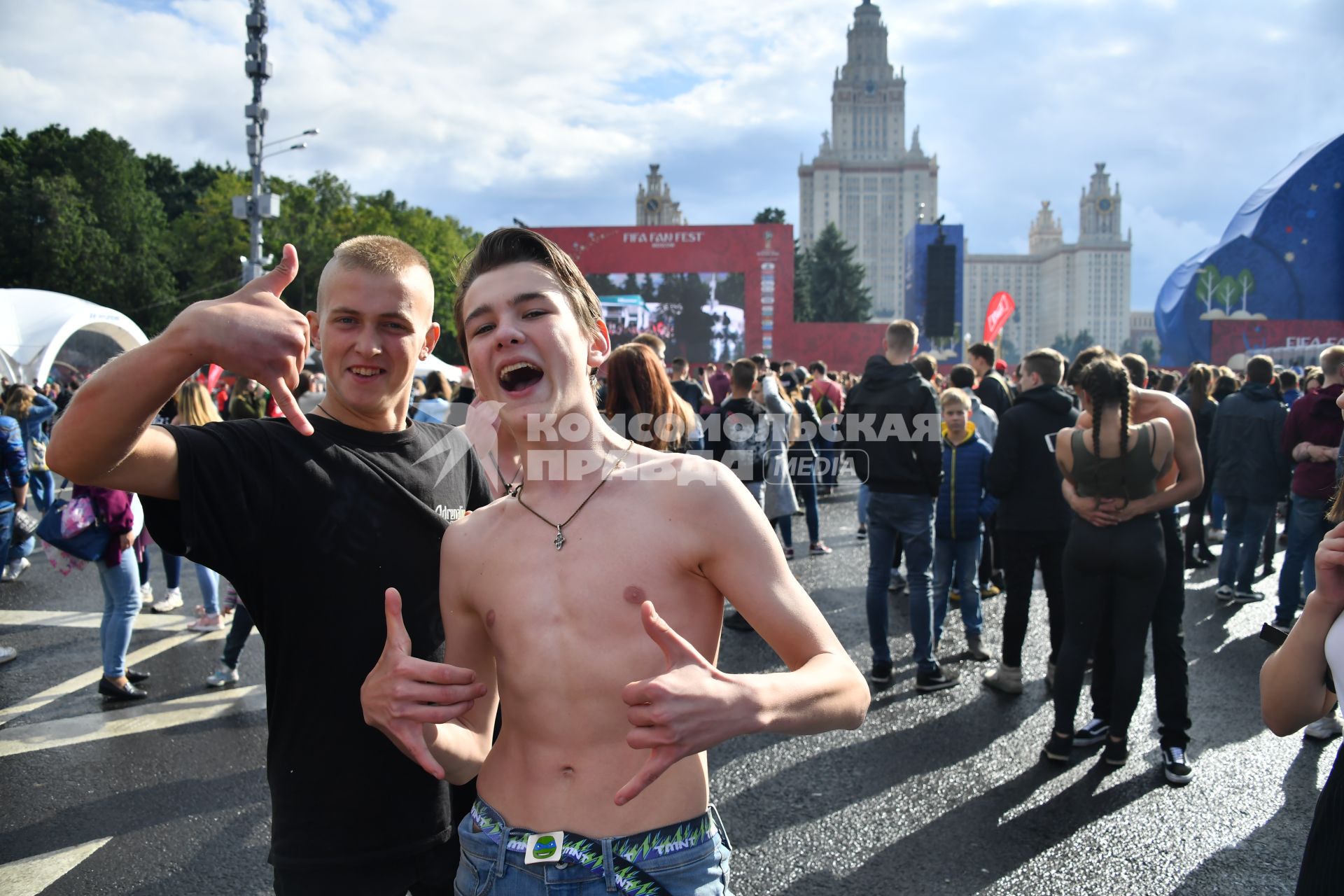 Москва.  Во время фестиваля болельщиков FIFA Fan Fest 2018 на Воробьевых горах.