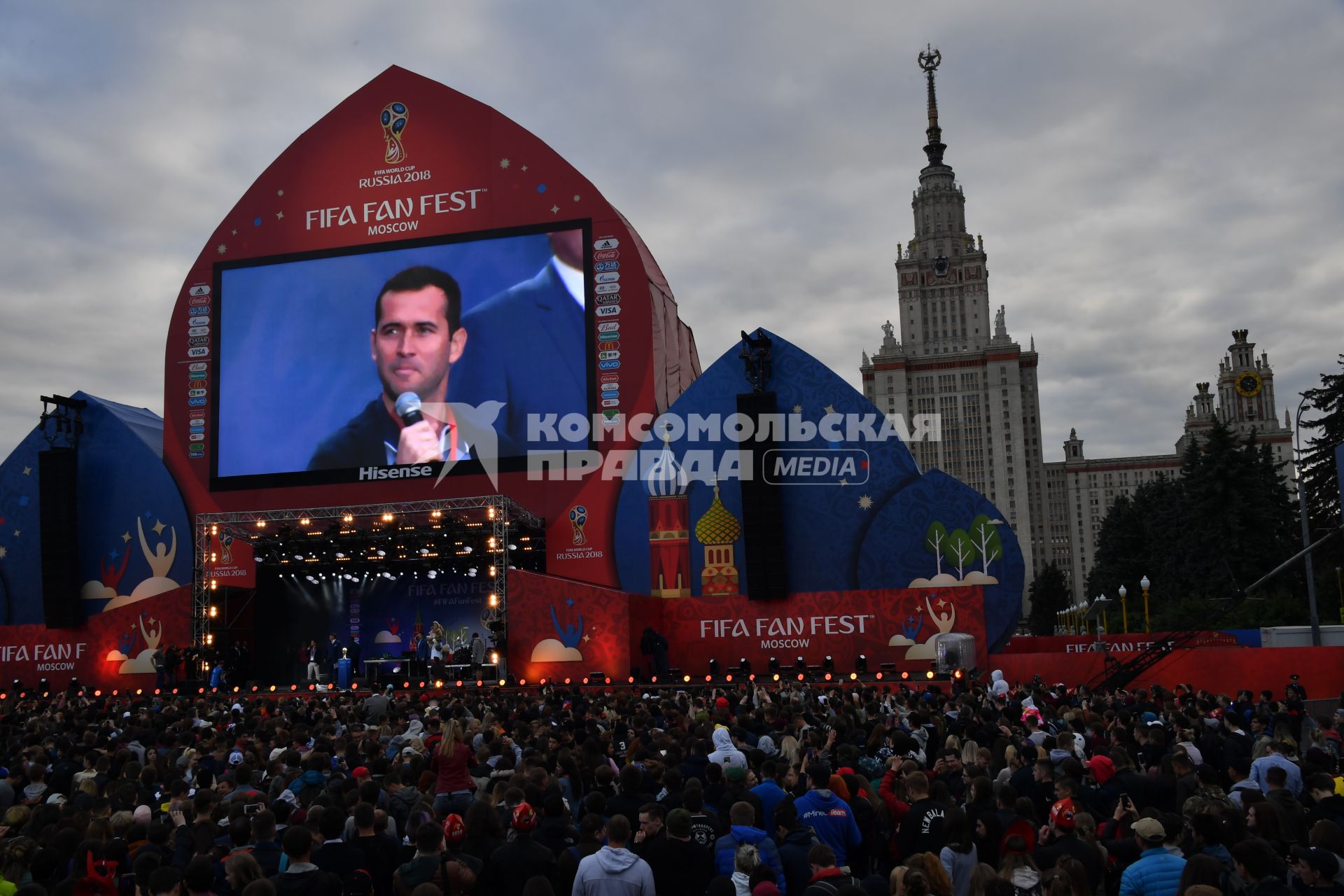 Москва.  Российский футболист Александр Кержаков (на телеэкране) во время Фестиваля болельщиков FIFA Fan Fest 2018 на Воробьевых горах.