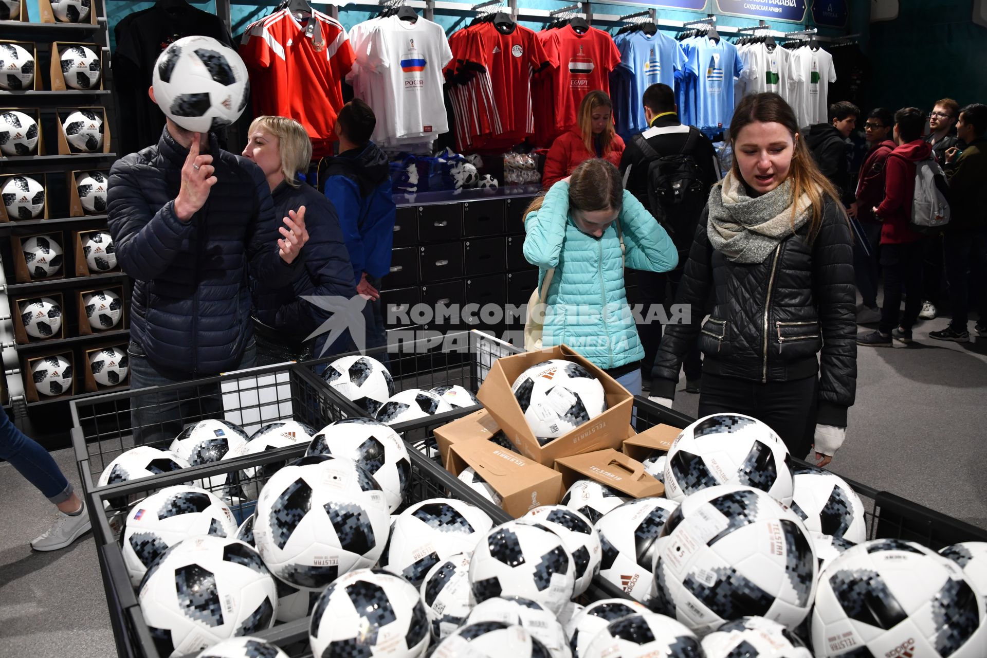 Москва.  Посетители в официальном магазине атрибутики чемпионата мира по футболу FIFA-2018 на Воробьевых горах.