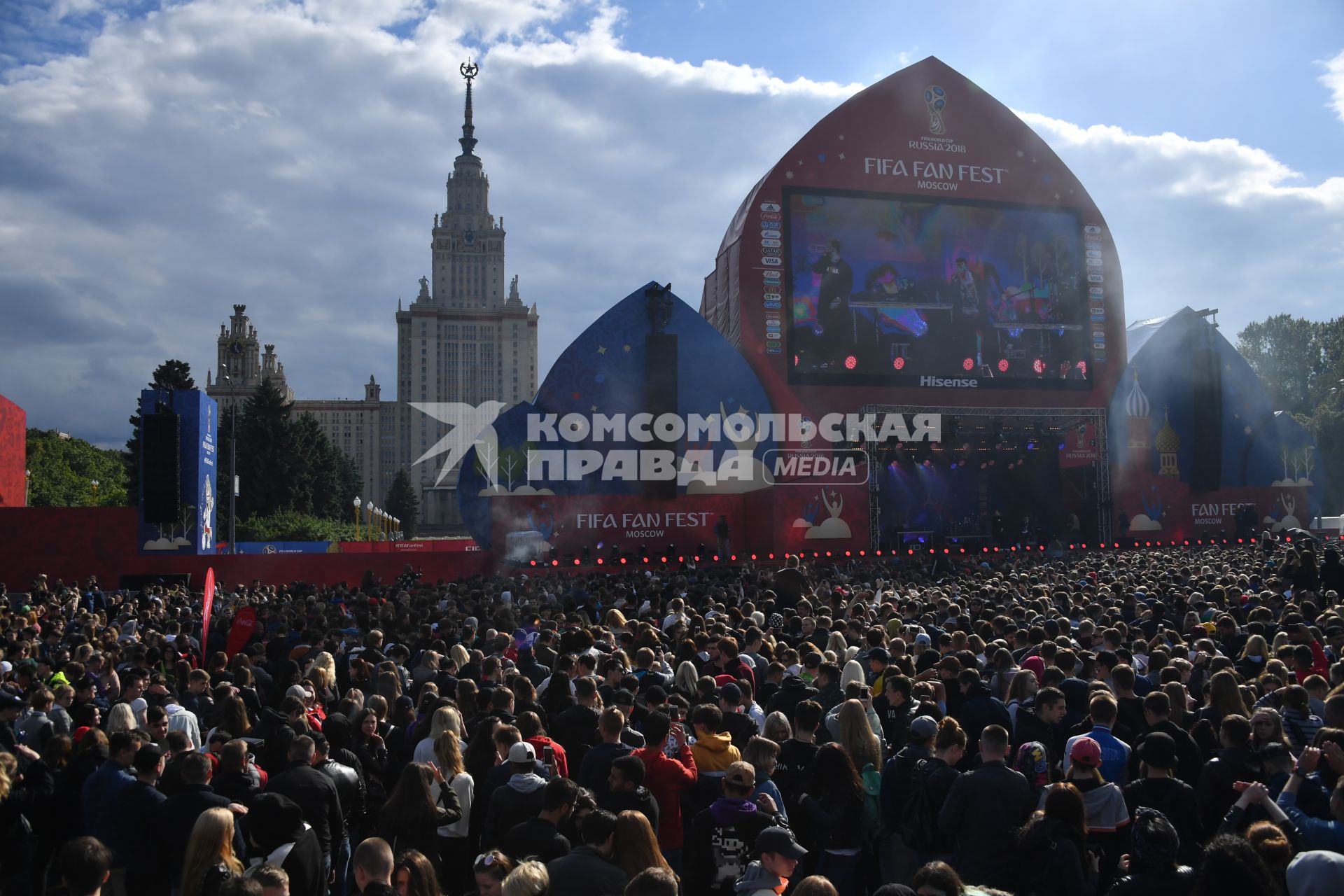 Москва.  Во время фестиваля болельщиков FIFA Fan Fest 2018 на Воробьевых горах.