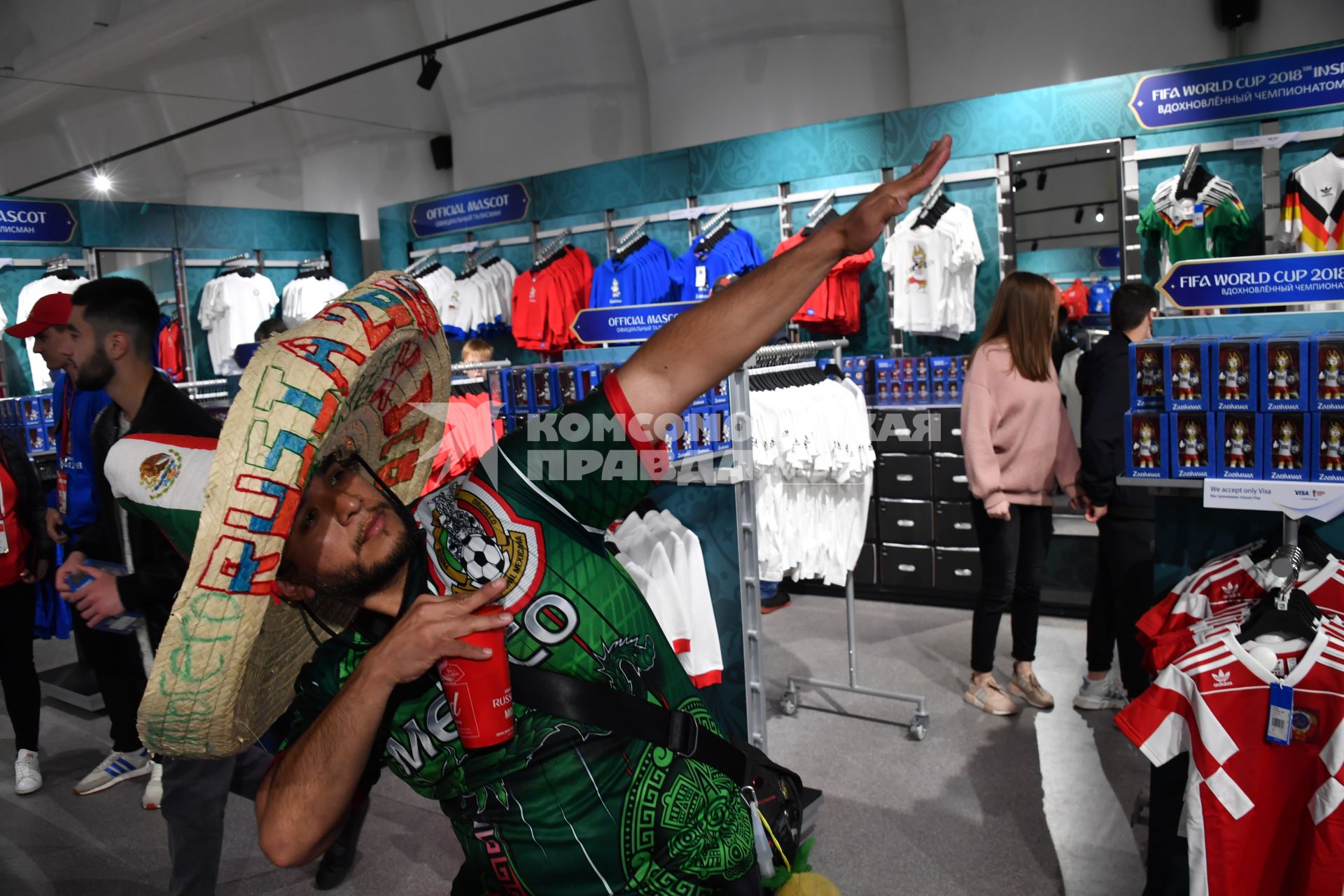 Москва.   Мексиканский болельщик в официальном магазине атрибутики чемпионата мира по футболу FIFA-2018 на Воробьевых горах.
