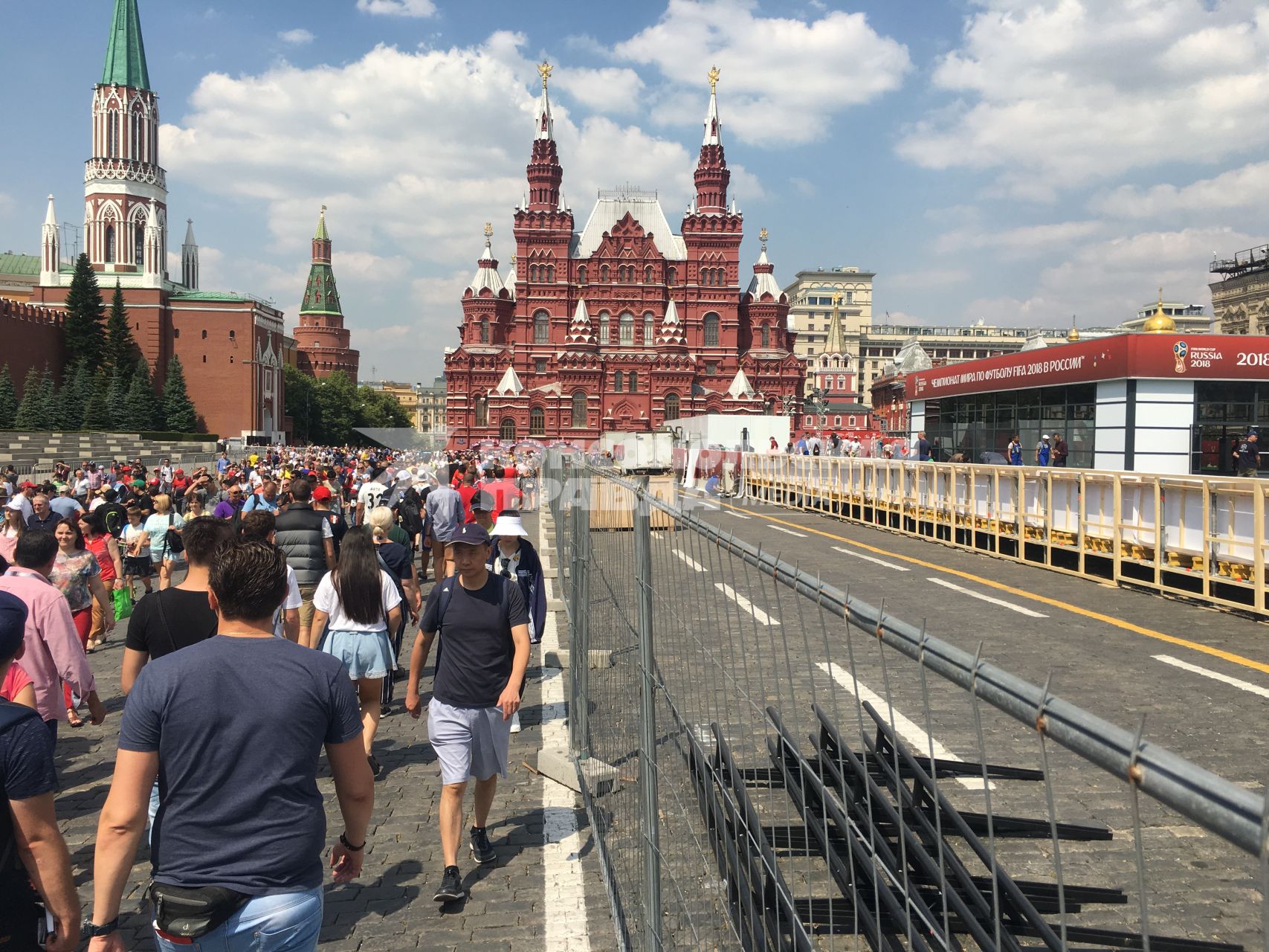 Москва. Иностранные туристы на Красной площади.