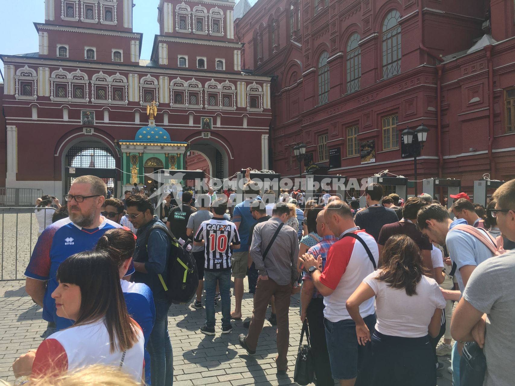 Москва. Меры безопасности при входе на Красную площадь.