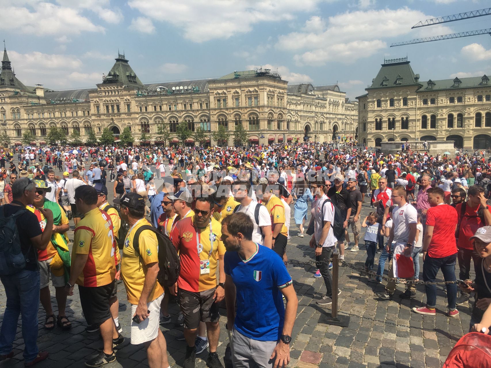 Москва. Иностранные туристы на Красной площади.