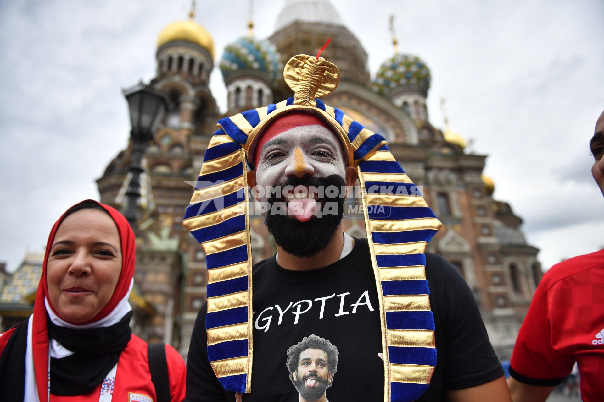 Санкт-Петербург. Болельщики сборной Египта на улицах города перед началом матча группового этапа чемпионата мира по футболу - 2018 между сборными командами России и Египта.