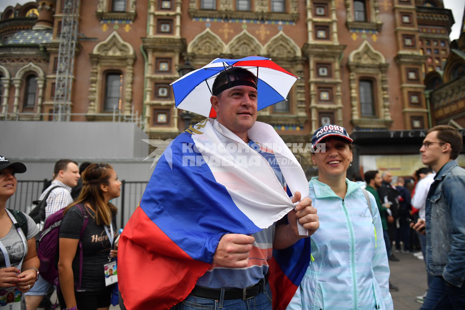 Санкт-Петербург. Болельщики сборной России на улицах города перед началом матча группового этапа чемпионата мира по футболу - 2018 между сборными командами России и Египта.