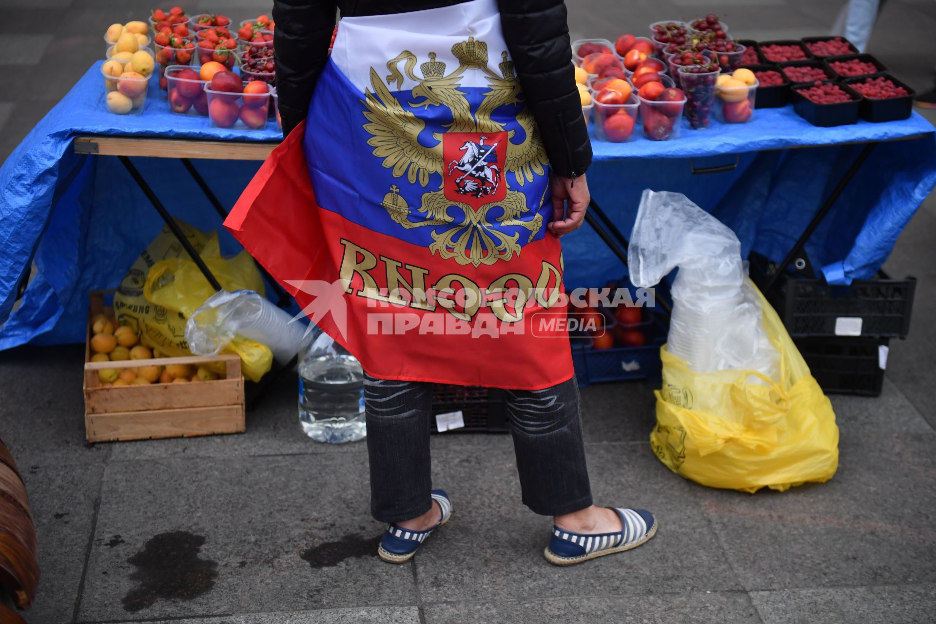 Санкт-Петербург. Продавец с флагом РФ перед началом матча группового этапа чемпионата мира по футболу - 2018 между сборными командами России и Египта.