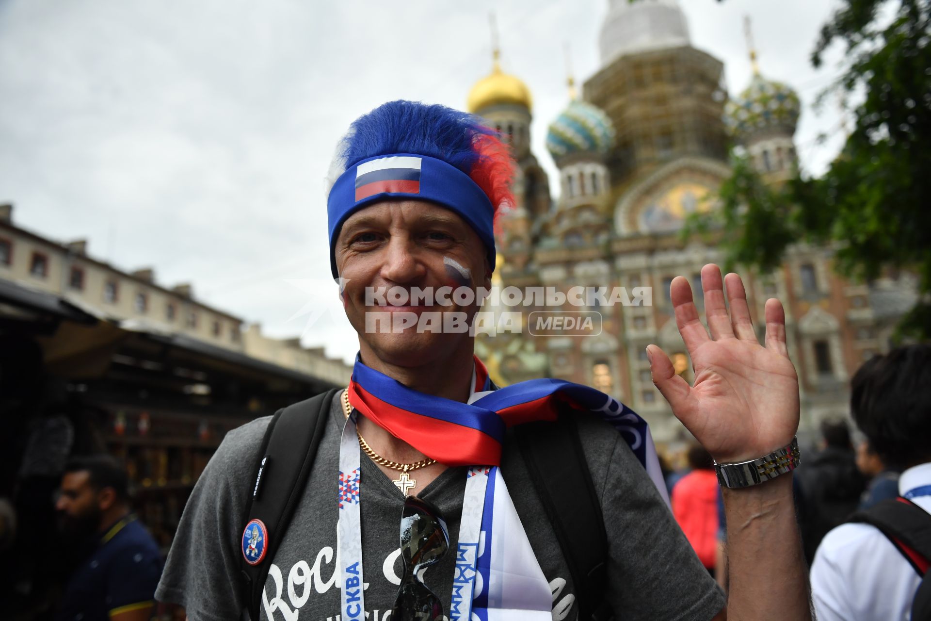 Санкт-Петербург. Болельщики сборной России на улицах города перед началом матча группового этапа чемпионата мира по футболу - 2018 между сборными командами России и Египта.