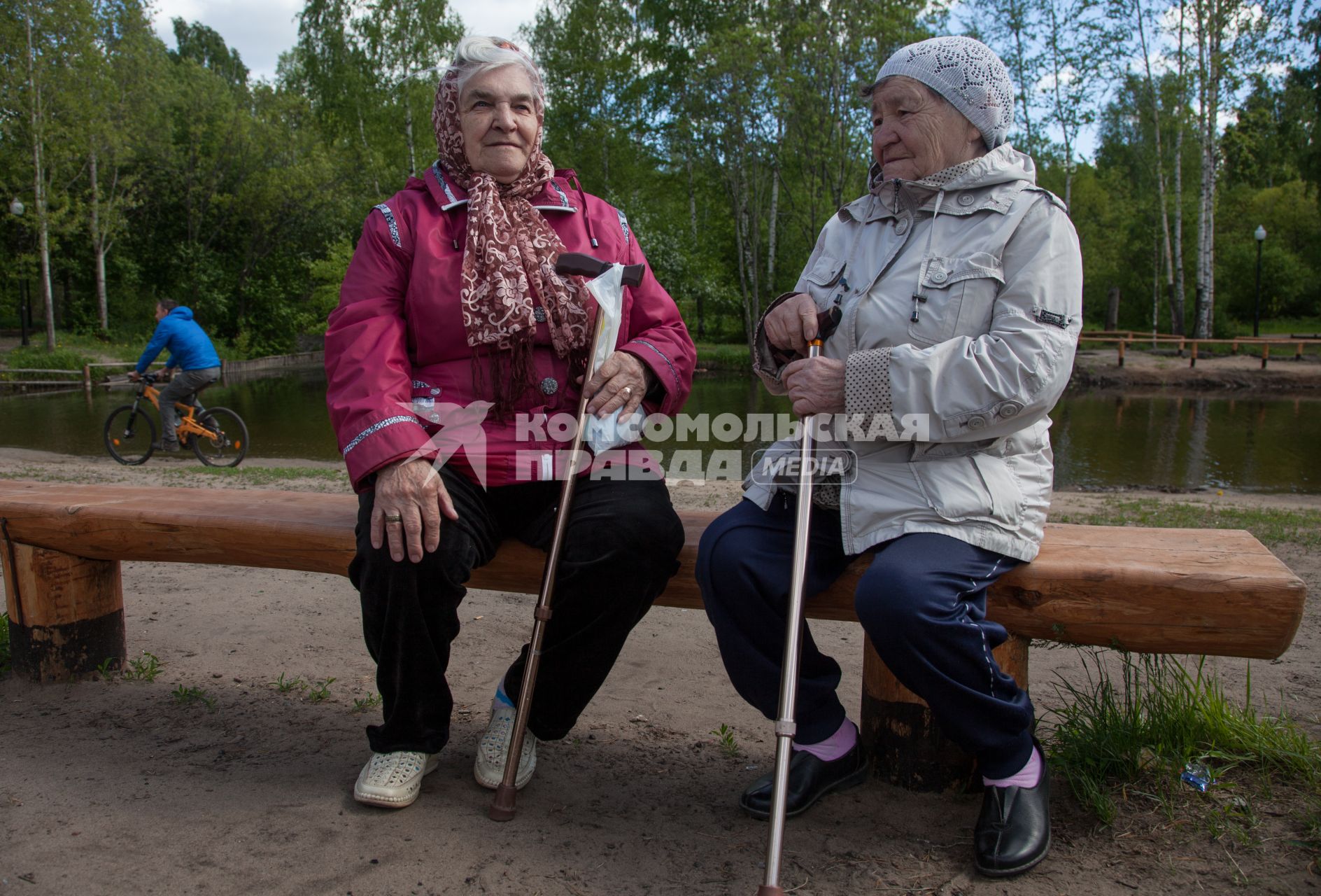 Пермь. Пожилые женщины во время прогулки в парке.