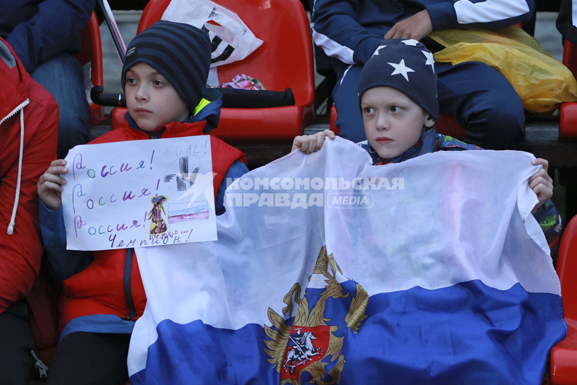 Барнаул. Болельщики во время трансляции матча-открытия чемпионата мира по футболу - 2018 между сборными командами России и Саудовской Аравии в фан-зоне ЧМ-2018.