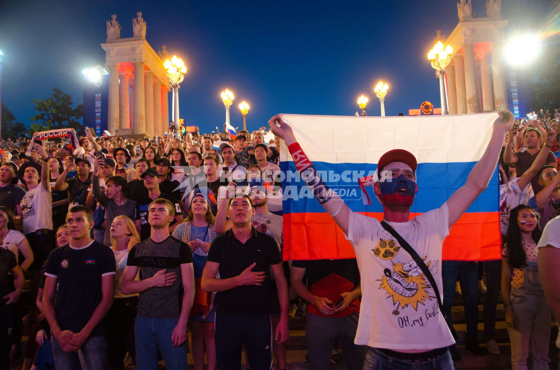 Волгоград. Болельщики сборной России во время трансляции матча группового этапа чемпионата мира по футболу - 2018 между сборными командами России и Египта.