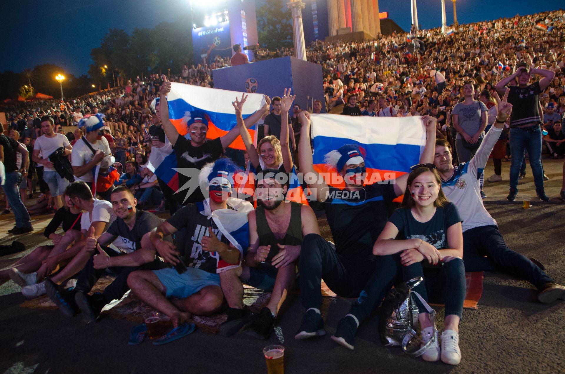 Волгоград. Болельщики сборной России во время трансляции матча группового этапа чемпионата мира по футболу - 2018 между сборными командами России и Египта.