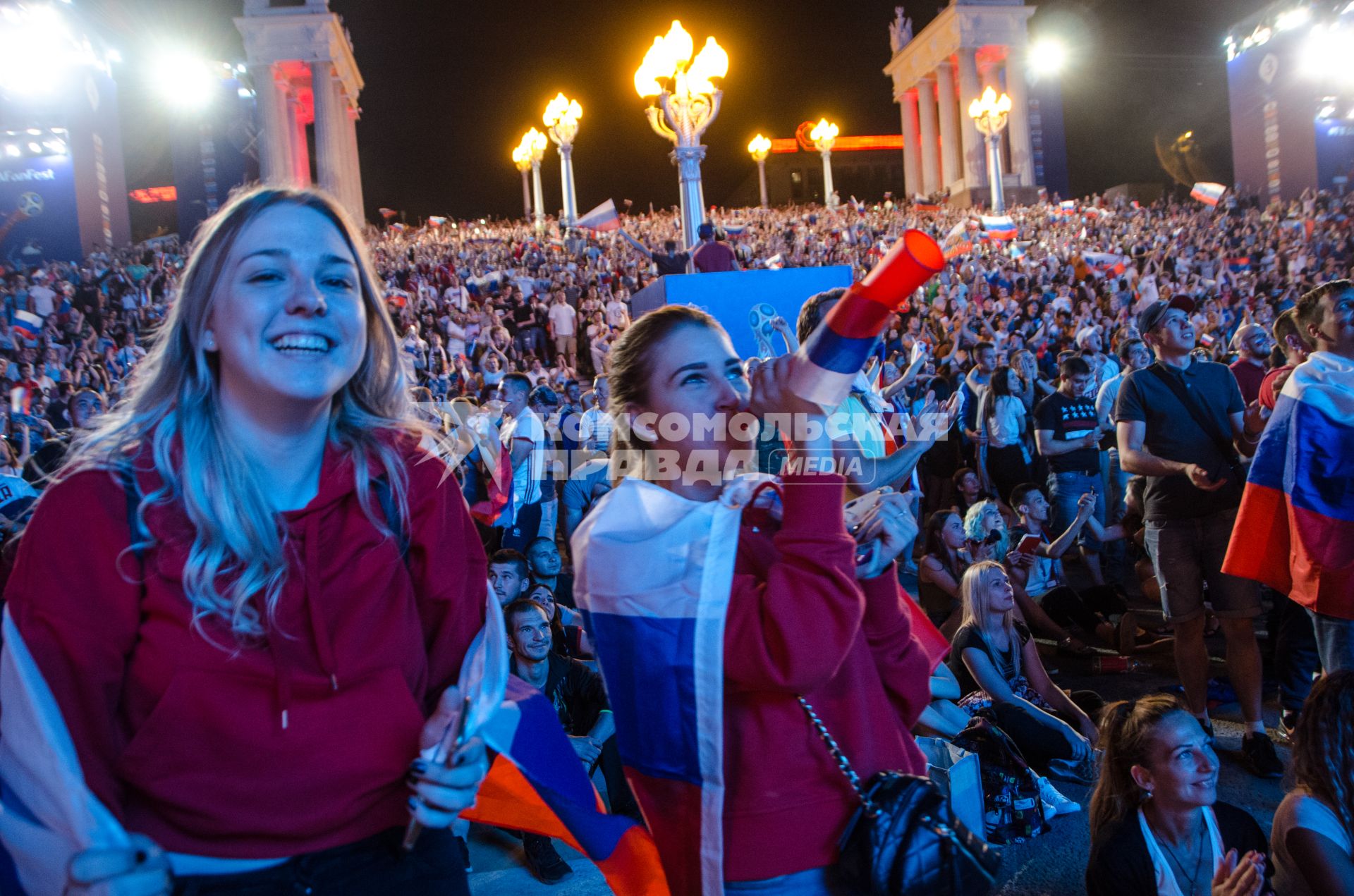 Волгоград. Болельщики сборной России во время трансляции матча группового этапа чемпионата мира по футболу - 2018 между сборными командами России и Египта.