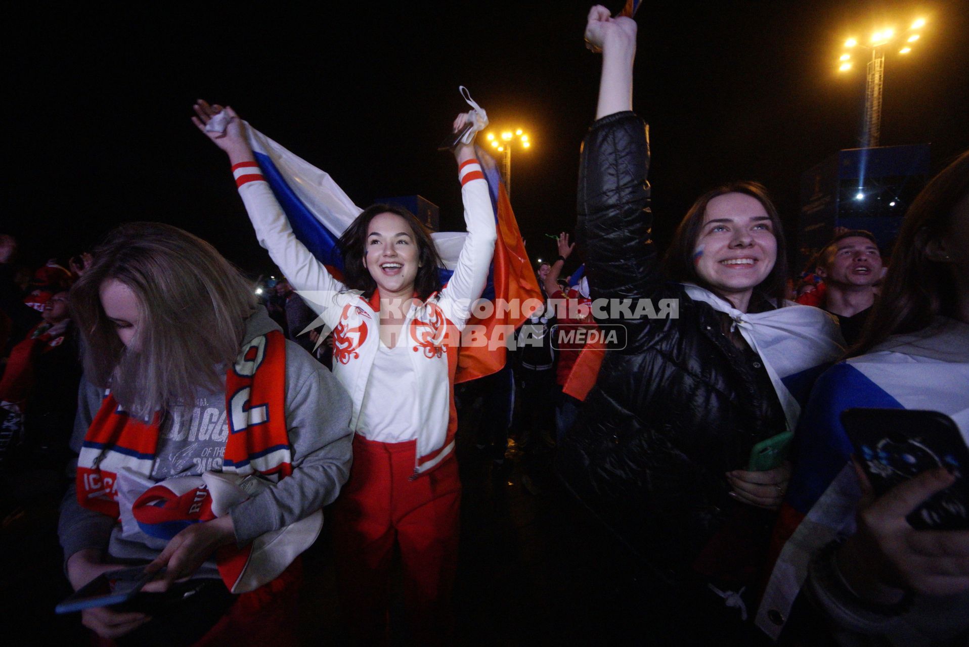 Екатеринбург. Болельщики в Фан-зоне FIFA в ЦПКиО им.Маяковского, где транслировался матч группового этапа Россия 3-1 Египет ЧМ2018