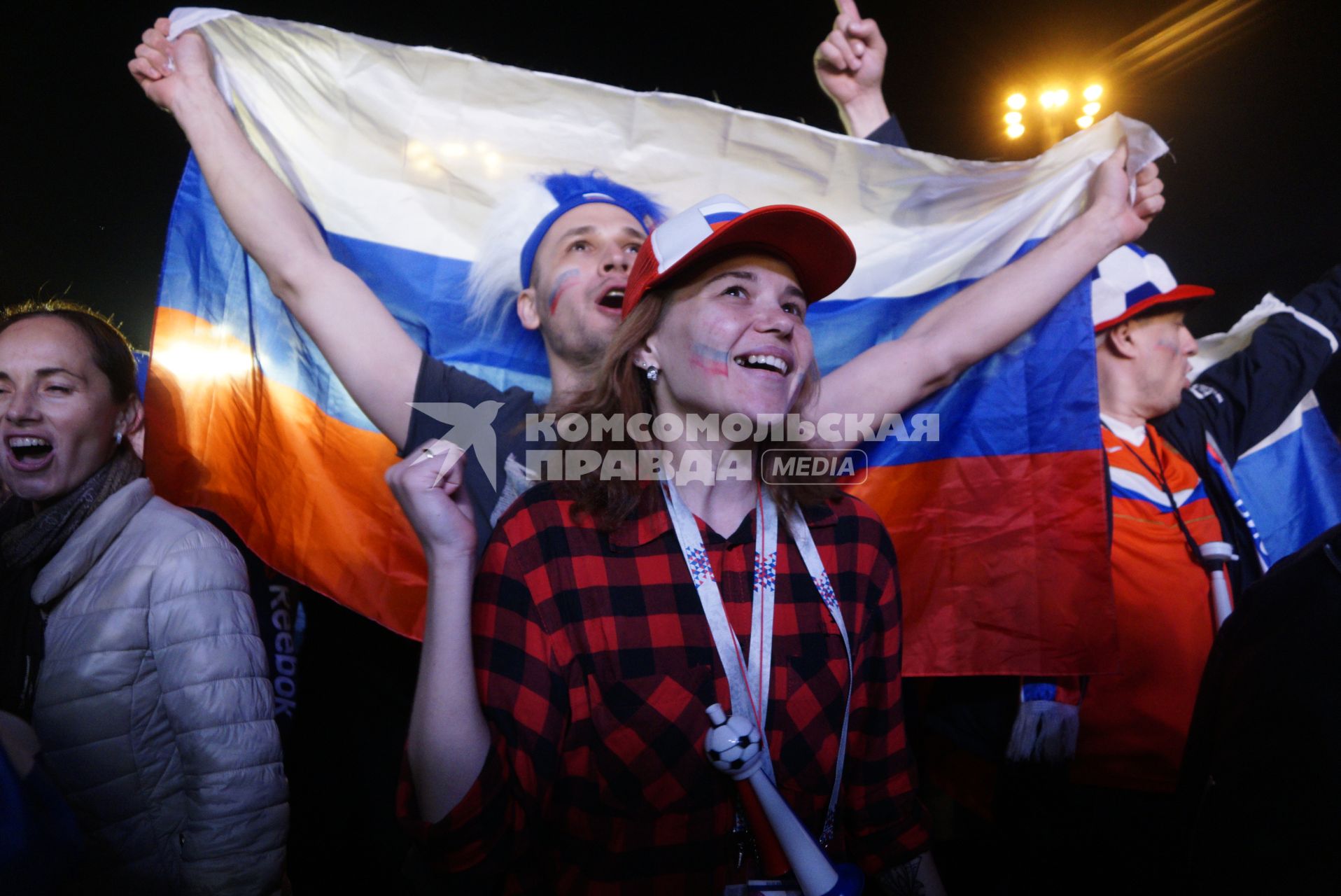 Екатеринбург. Болельщики в Фан-зоне FIFA в ЦПКиО им.Маяковского, где транслировался матч группового этапа Россия 3-1 Египет ЧМ2018