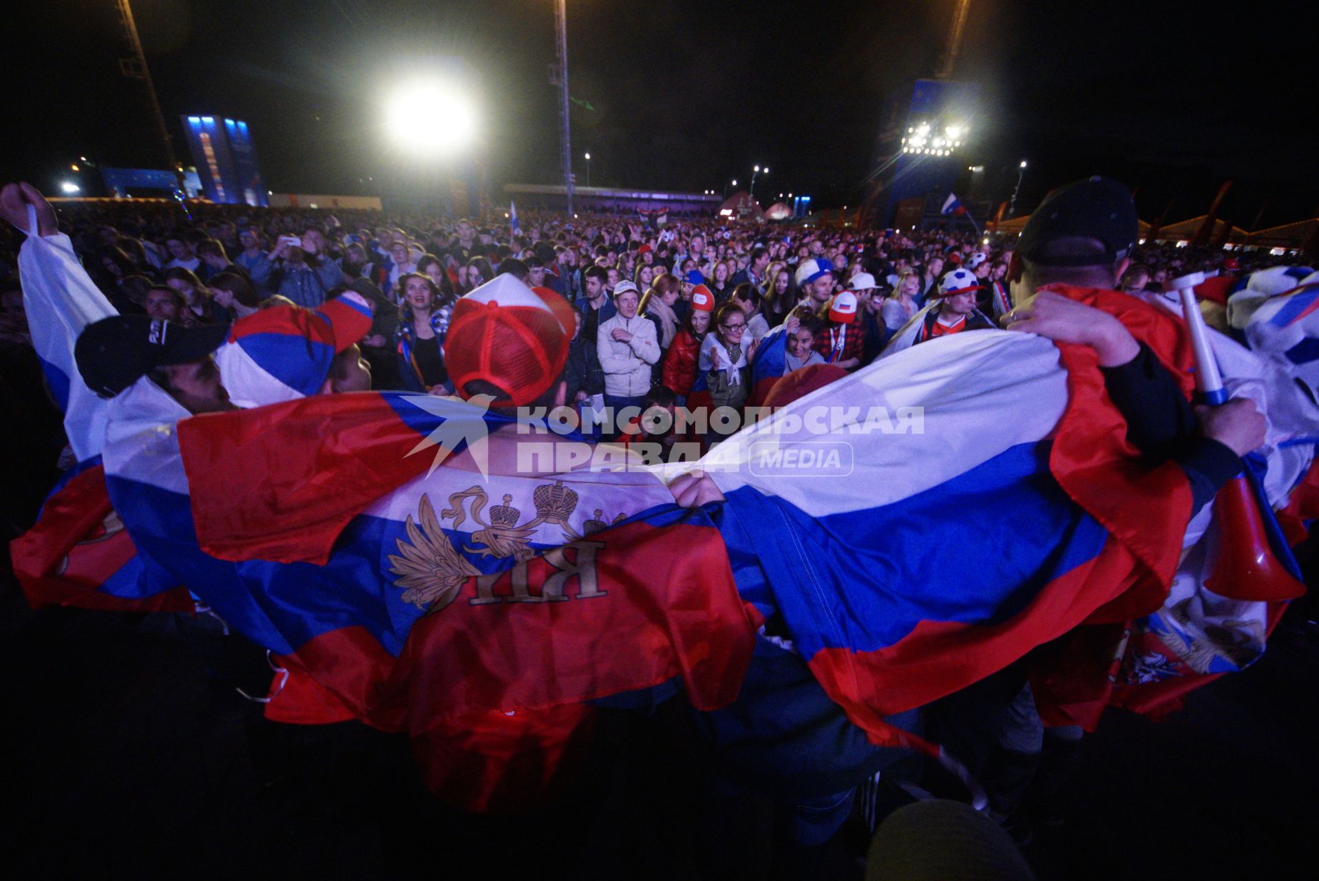 Екатеринбург. Болельщики в Фан-зоне FIFA в ЦПКиО им.Маяковского, где транслировался матч группового этапа Россия 3-1 Египет ЧМ2018