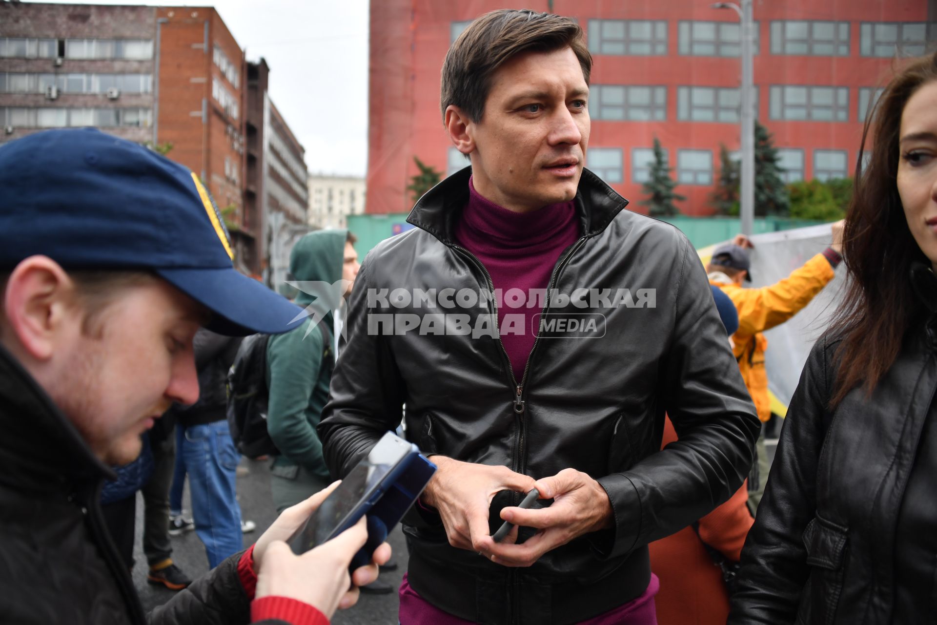 Москва. Политик Дмитрий Гудков на митинге оппозиции `За свободную Россию без репрессий и произвола` на проспекте Академика Сахарова.