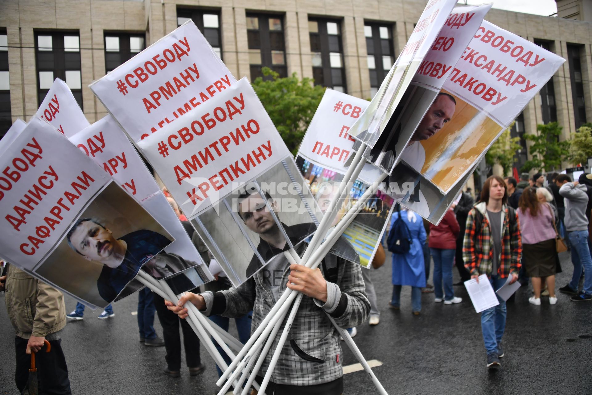 Москва.   Участники митинга оппозиции   `За свободную Россию без репрессий и произвола` на проспекте Академика Сахарова.