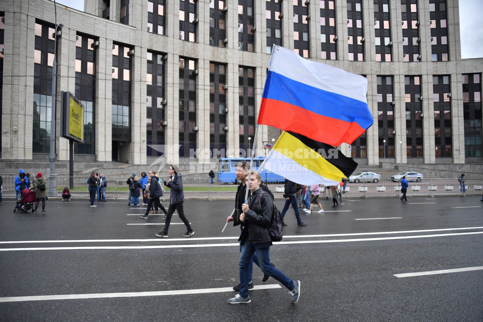 Москва.   Участники митинга оппозиции   `За свободную Россию без репрессий и произвола` на проспекте Академика Сахарова.