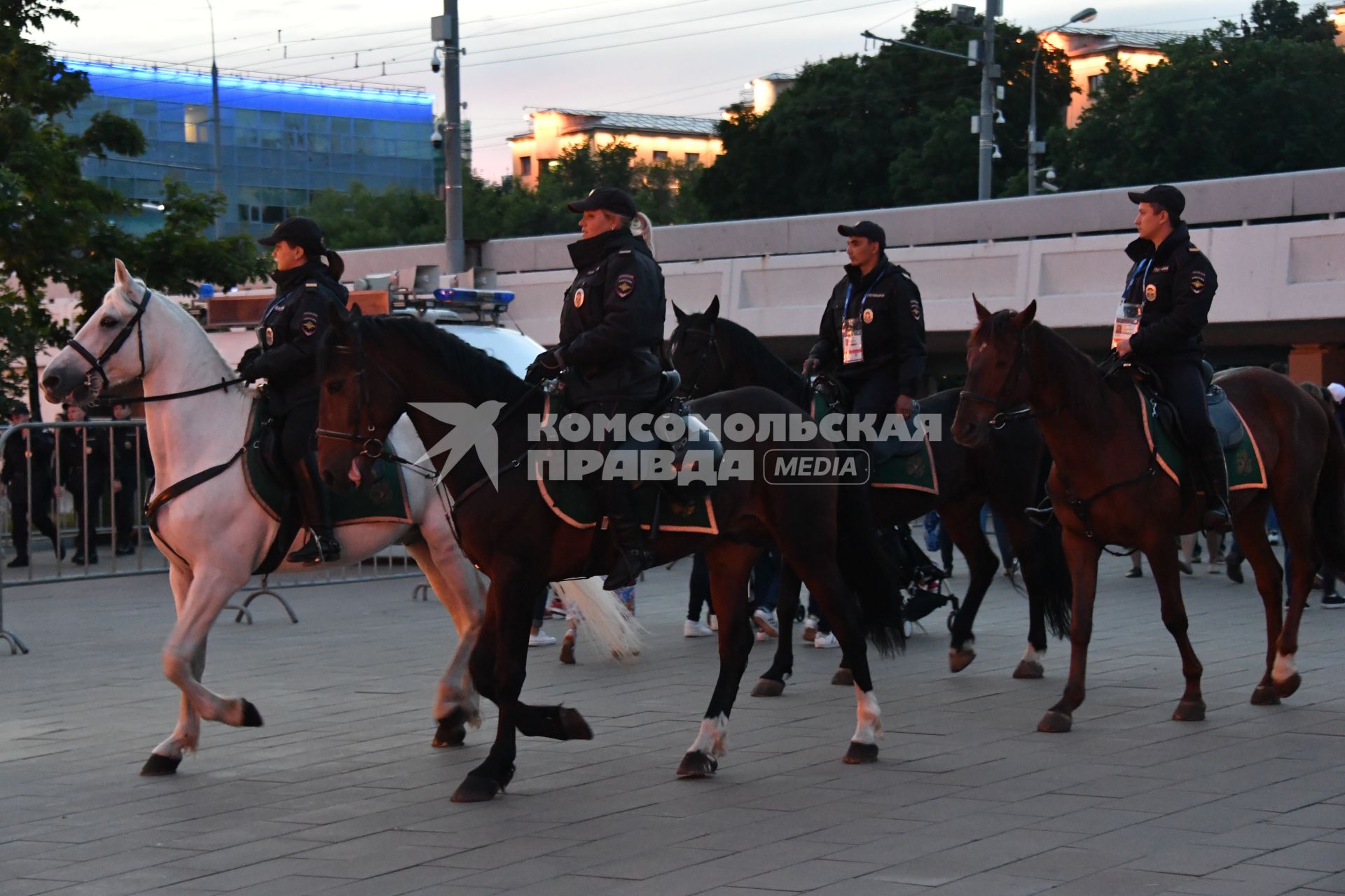 Москва. Конная полиция у стадиона `Лужники`.