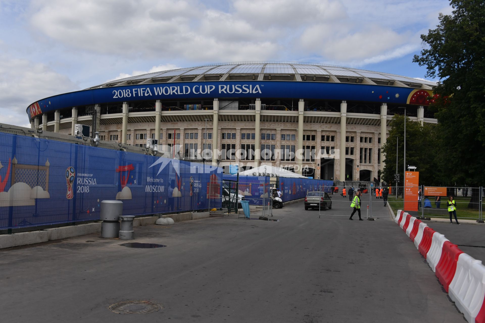 Москва. У стадиона `Лужники` перед началом  матча  группового этапа чемпионата мира по футболу между сборными России и Саудовской Аравии.