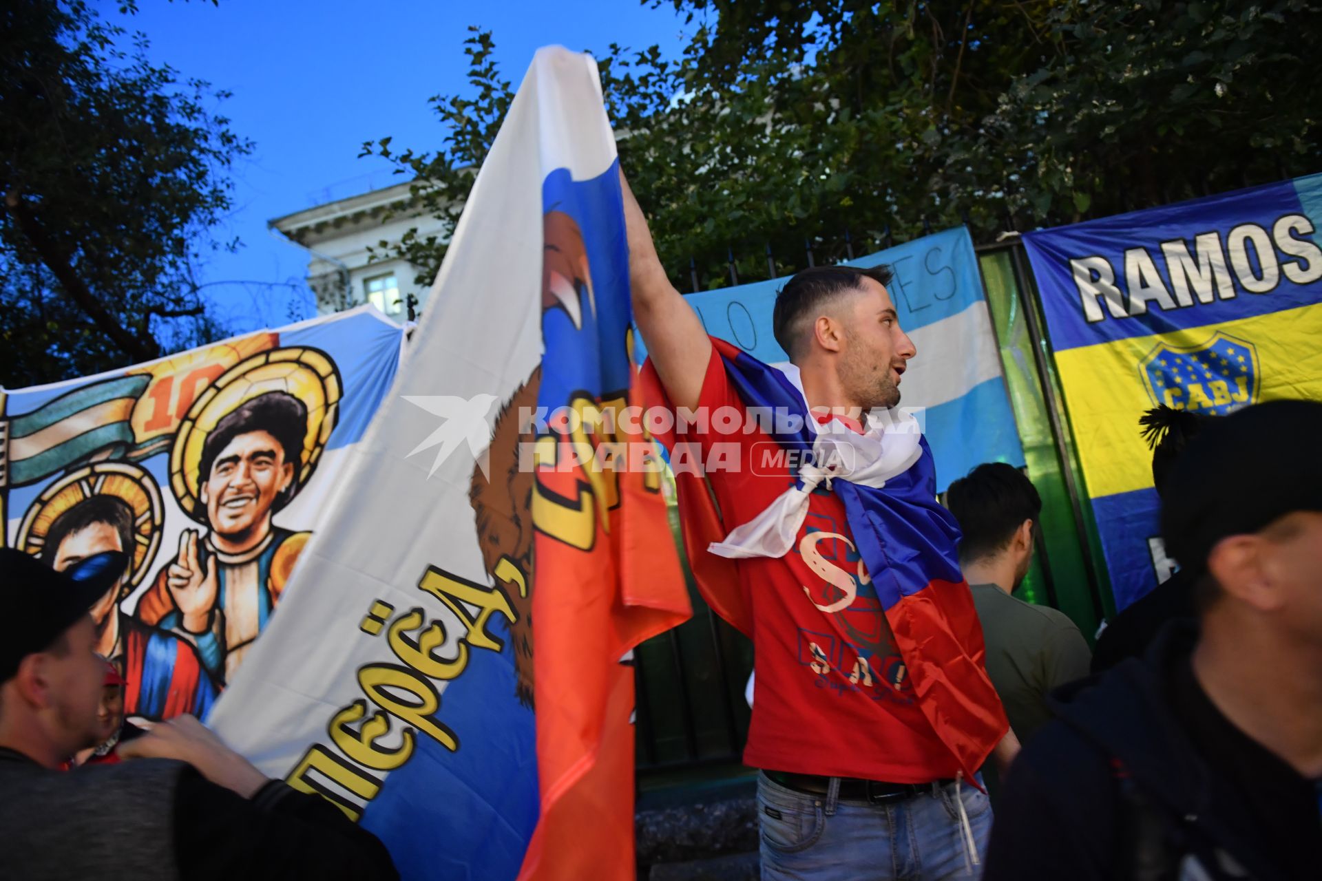 Москва.   Болельщик сборной России на одной из улиц города во время чемпионата мира по футболу FIFA 2018.