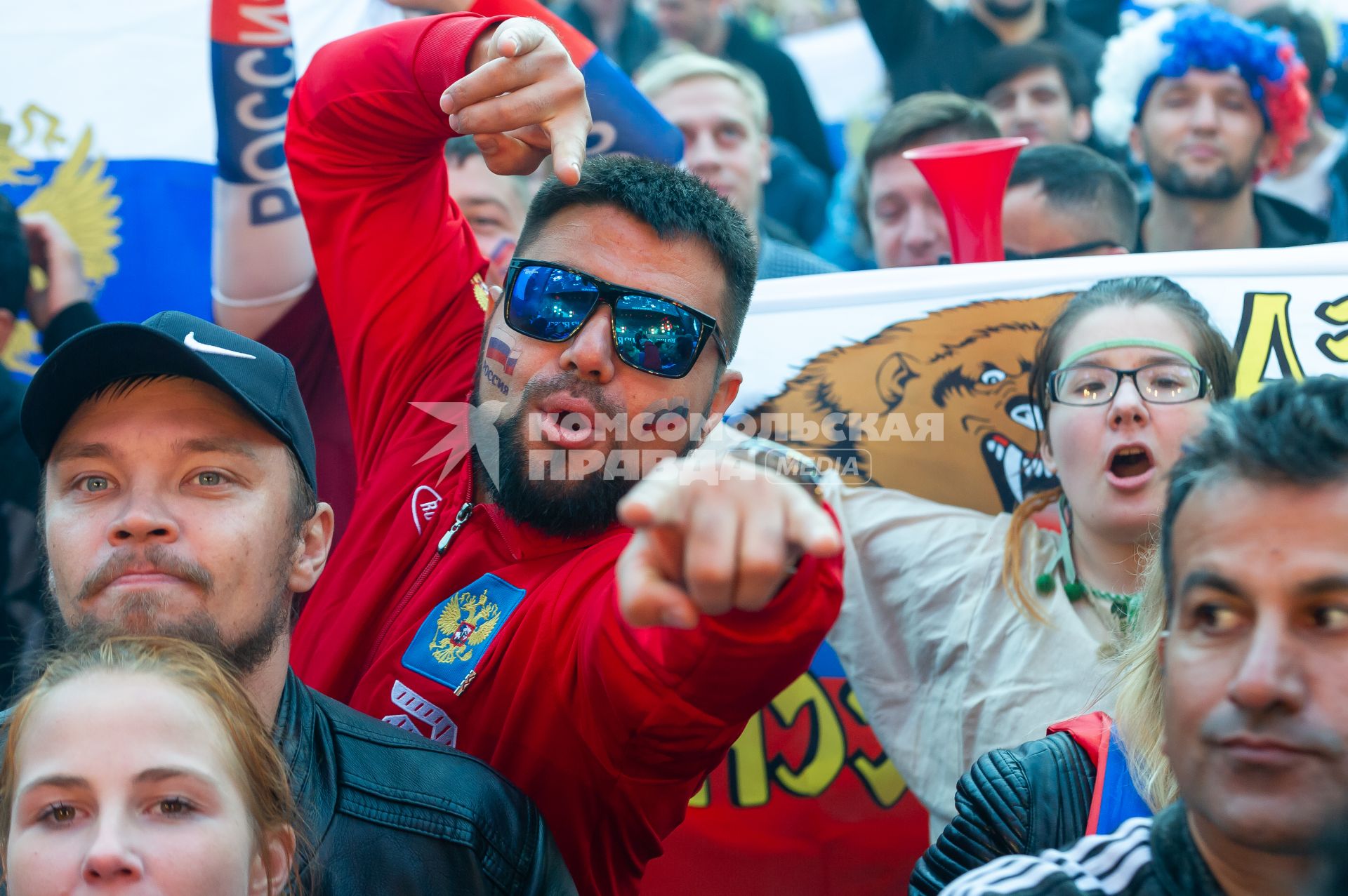 Санкт-Петербург. Болельщики в фан-зоне FIFA на Конюшенной площади.